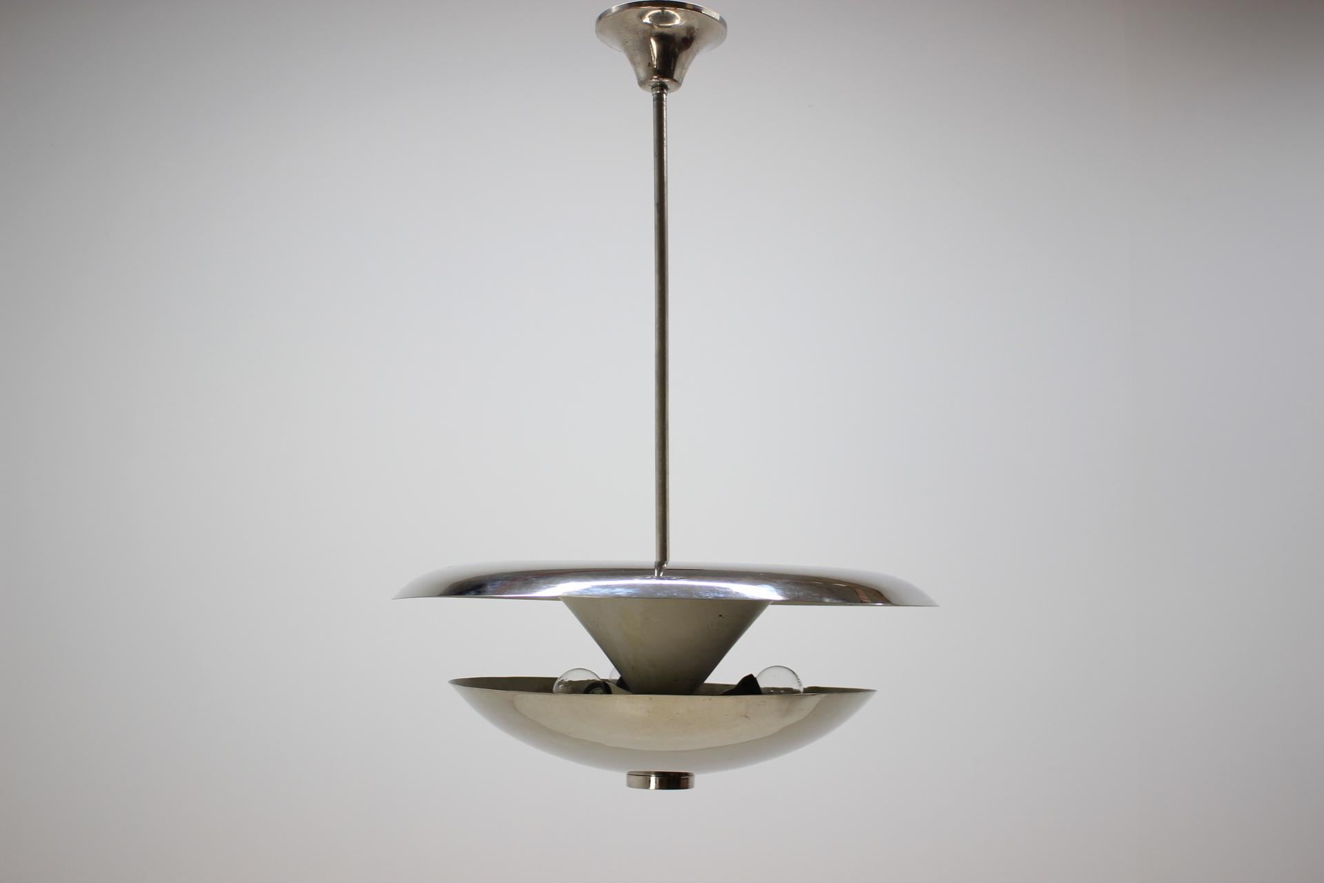 - 1940s
- Maker: Napako
- Indirect lighting
- Chrome in perfect condition
- Good original condition with patina.