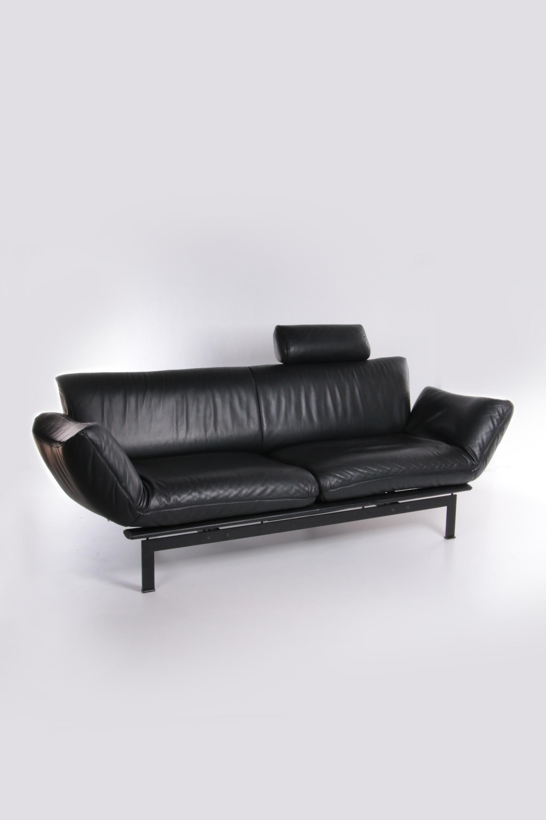 The beautiful DS-450 van de Sede is a true showpiece in any room. The DS-450 can adjust its armrests in five positions. This is a 1990 model.

Beautiful undamaged black leather upholstery and marked with the metal plate, see photo.

It is a very