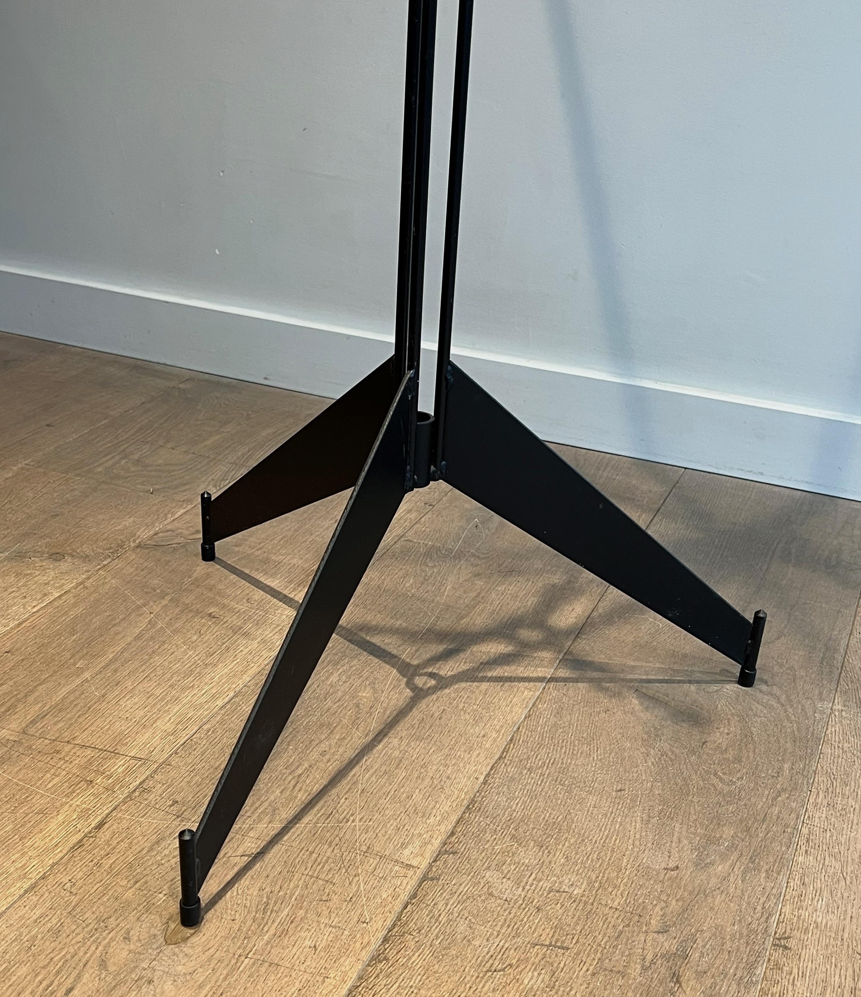 Design Schwarz lackierter Kleiderbügel aus Messing. Französisch. CIRCA 1950 3