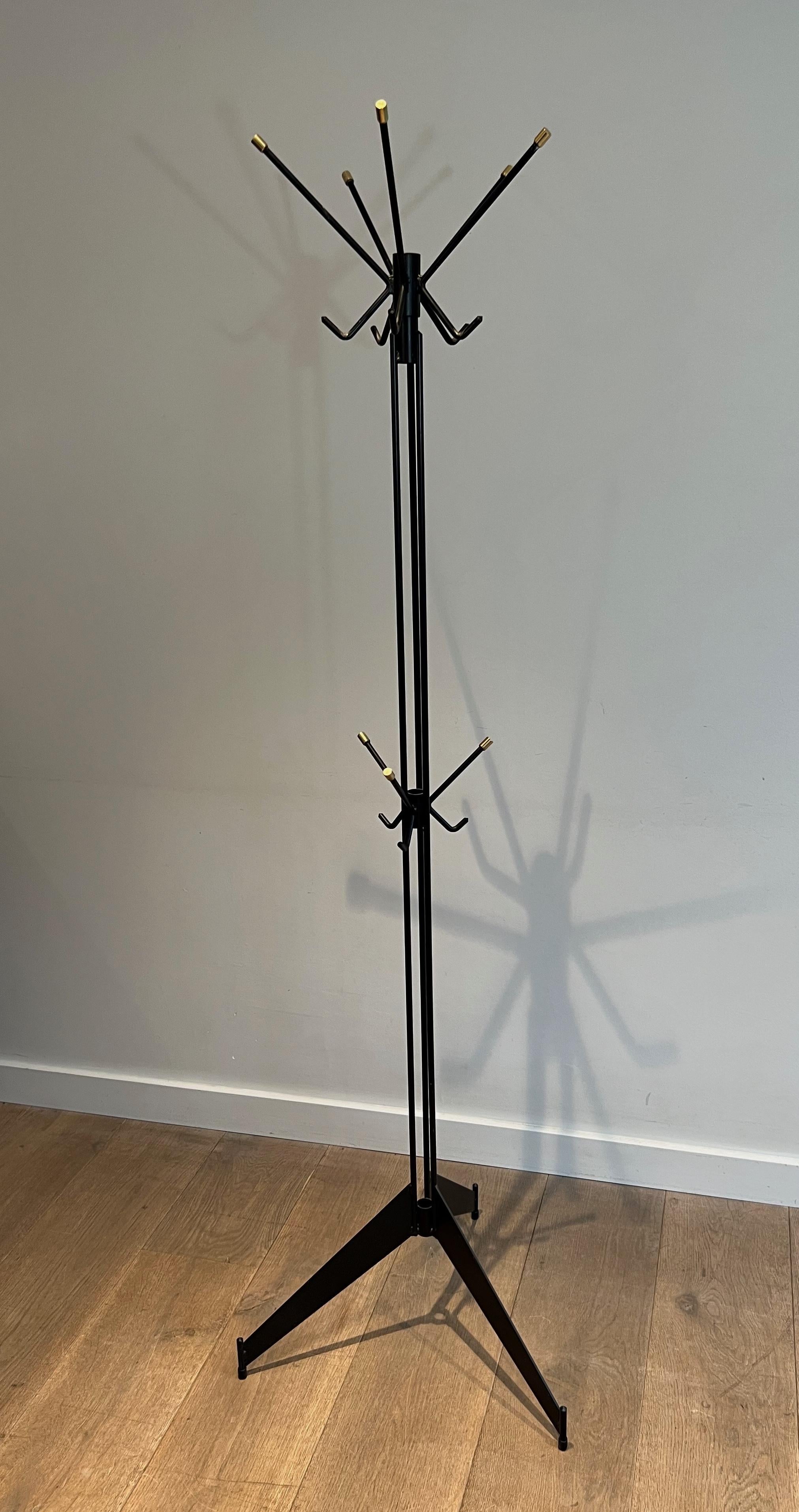 Dieser sehr schöne Design-Kleiderbügel ist aus schwarz lackiertem Metall und Messing gefertigt. Dies ist ein französisches Werk. CIRCA 1950