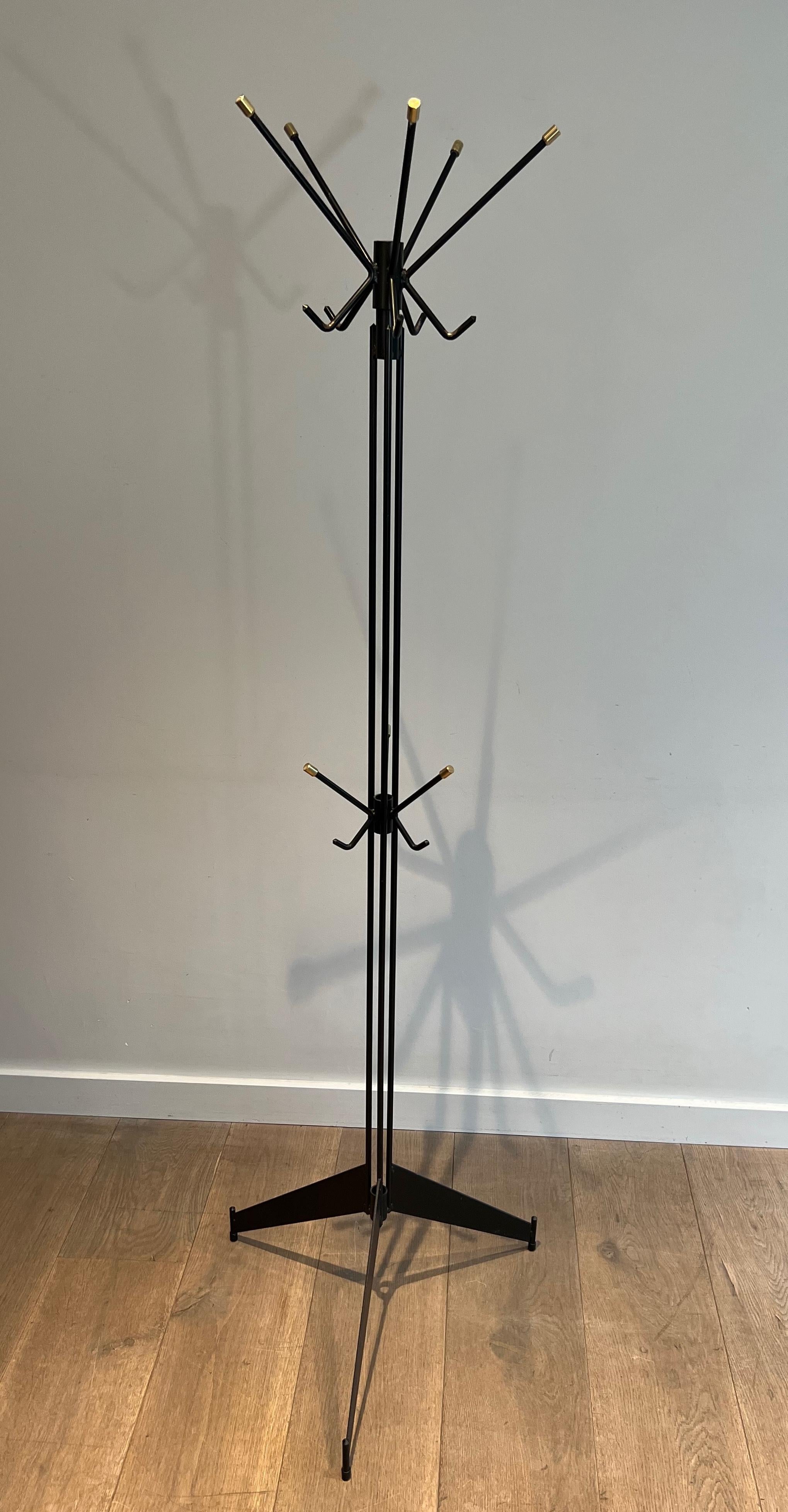 Design Schwarz lackierter Kleiderbügel aus Messing. Französisch. CIRCA 1950 (Moderne der Mitte des Jahrhunderts)