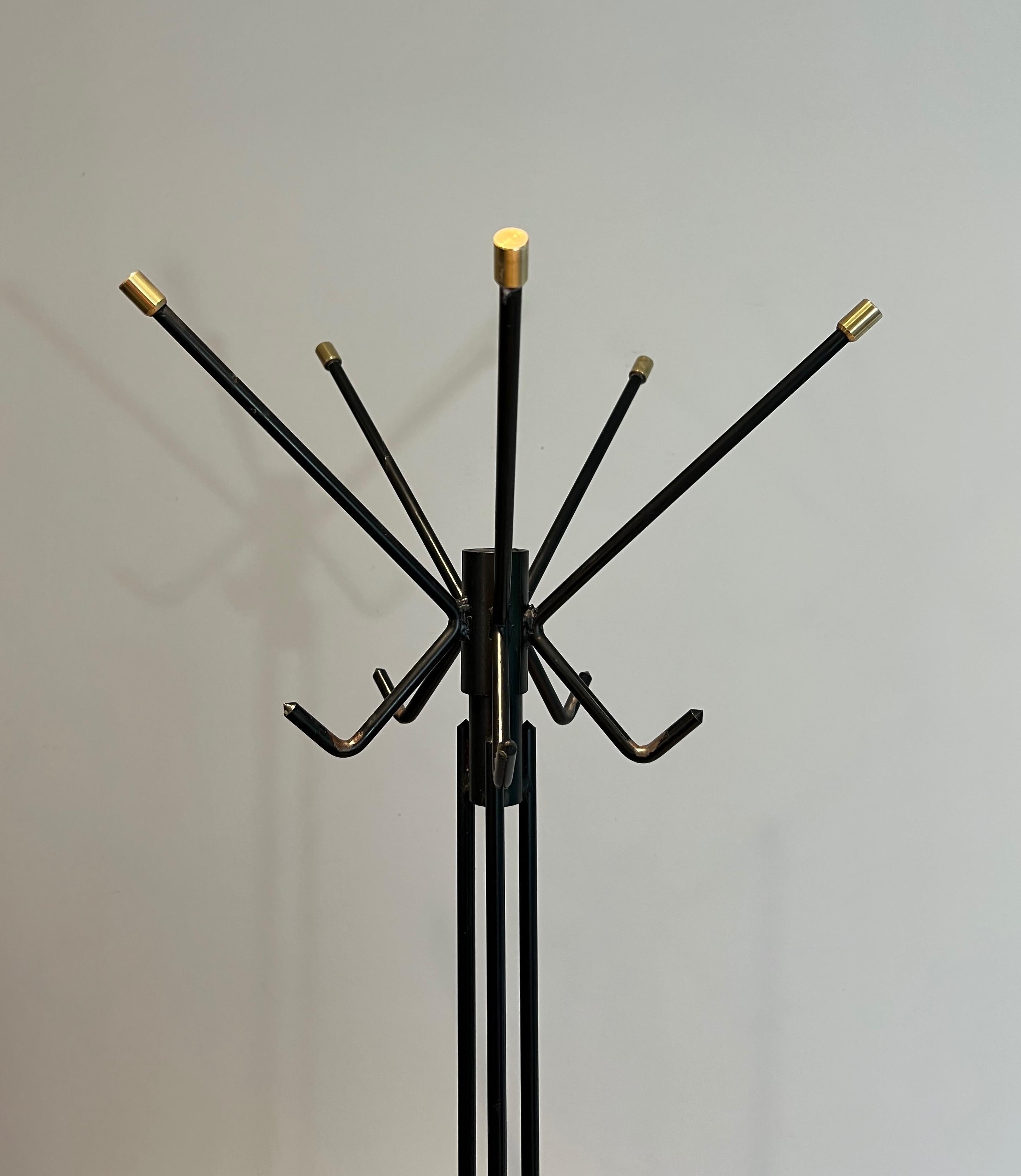 Design Schwarz lackierter Kleiderbügel aus Messing. Französisch. CIRCA 1950 (Lackiert)