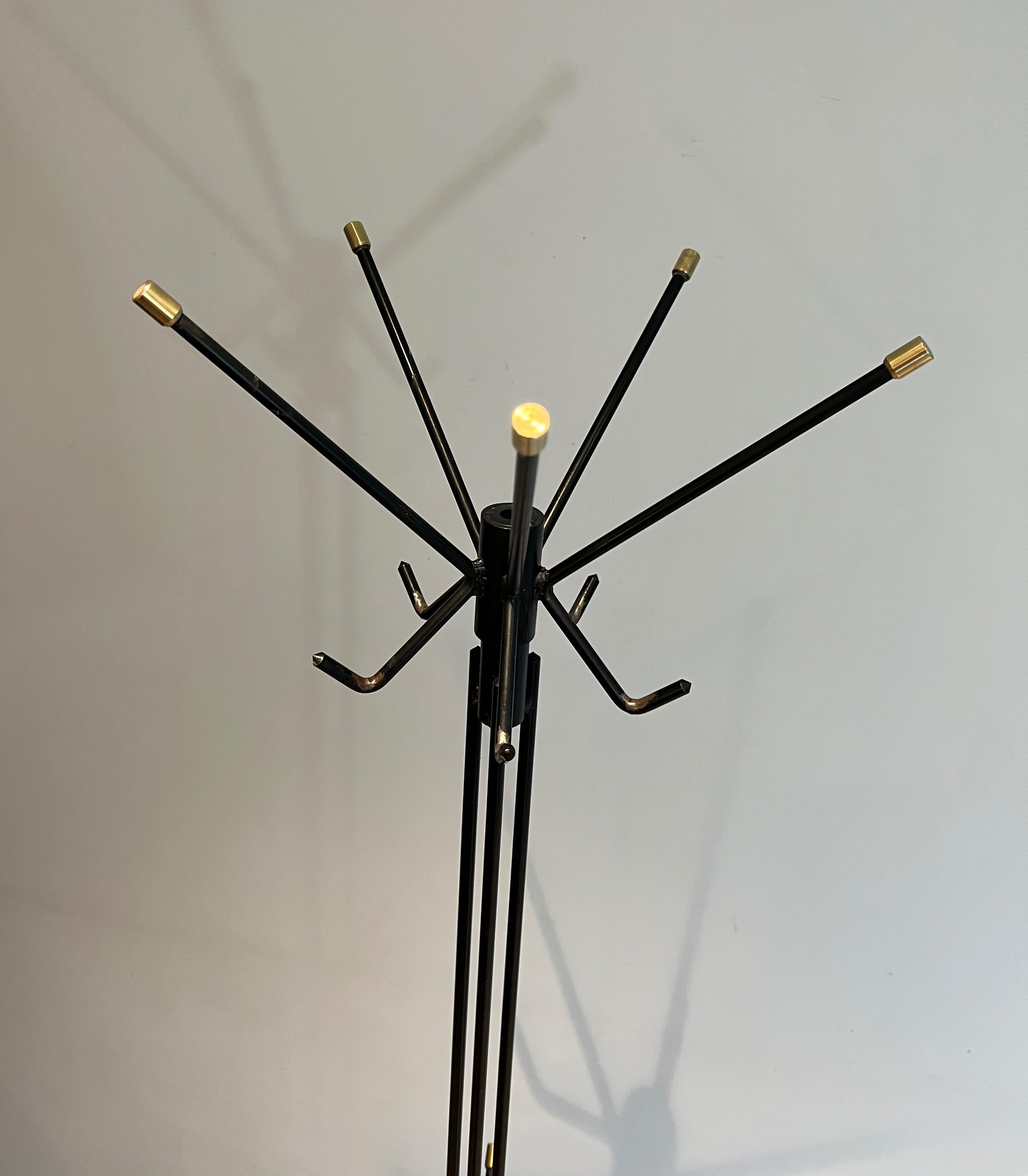 Design Schwarz lackierter Kleiderbügel aus Messing. Französisch. CIRCA 1950 im Zustand „Gut“ in Marcq-en-Barœul, Hauts-de-France