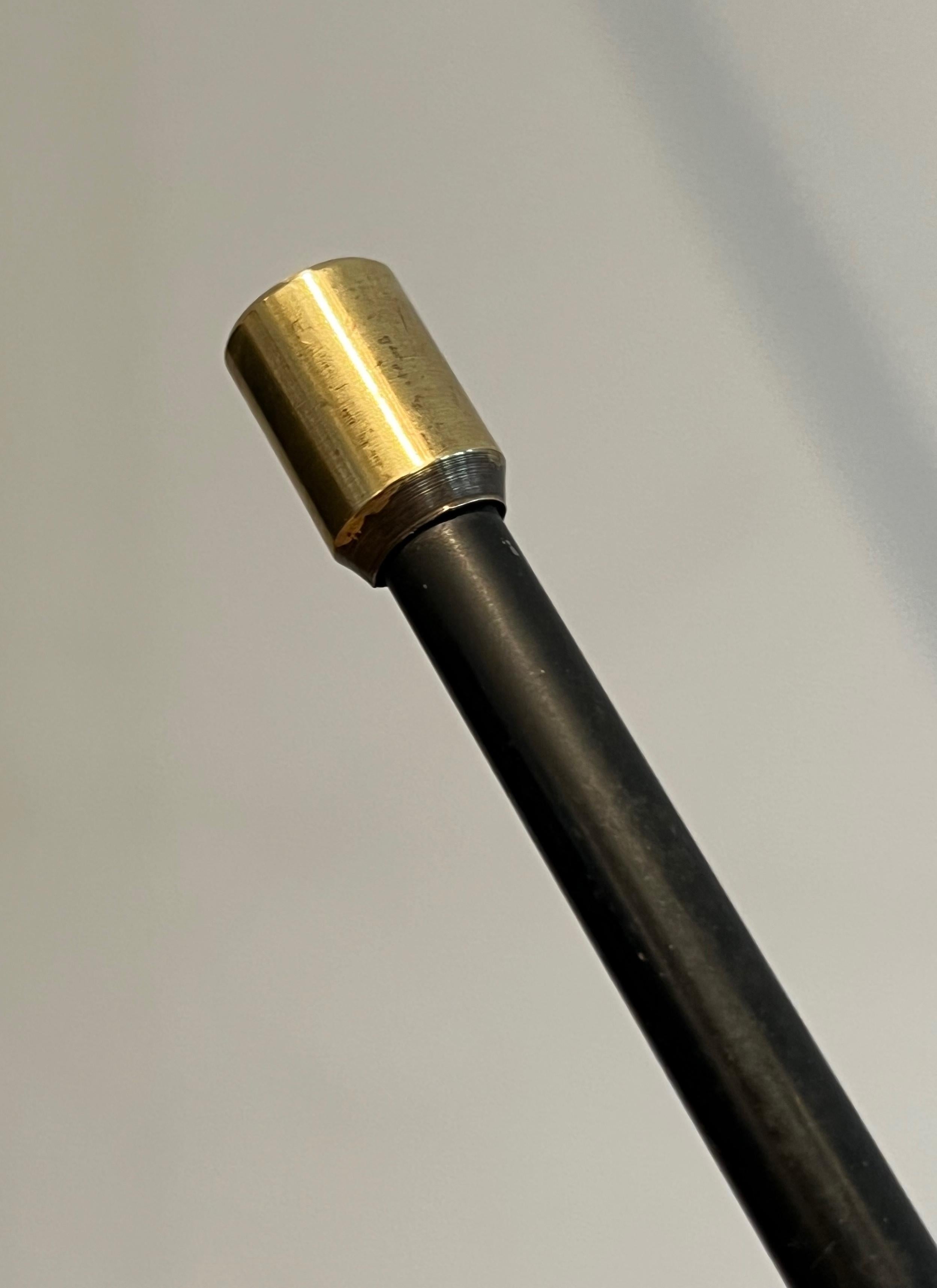 Design Schwarz lackierter Kleiderbügel aus Messing. Französisch. CIRCA 1950 (Mitte des 20. Jahrhunderts)