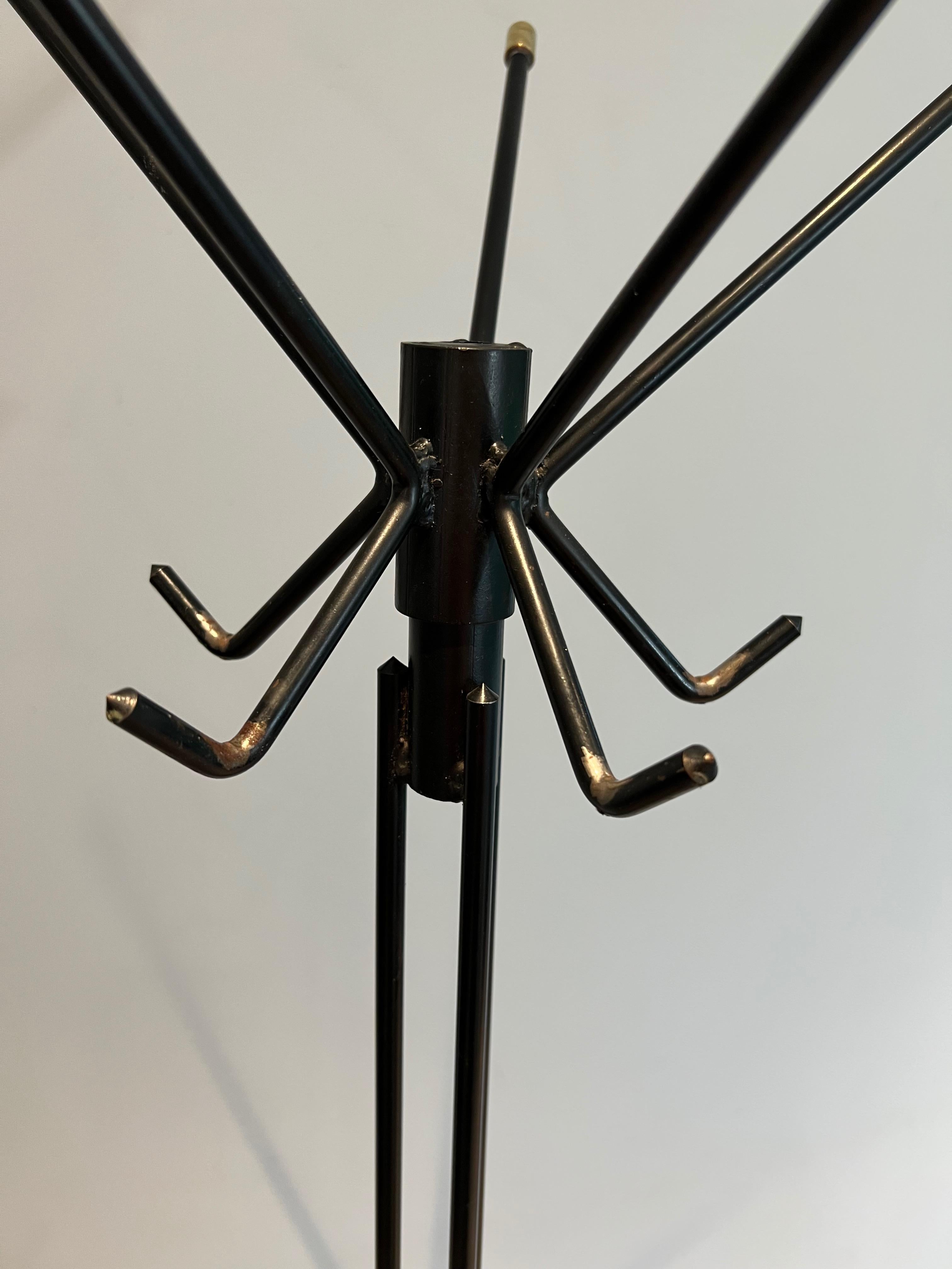 Design Schwarz lackierter Kleiderbügel aus Messing. Französisch. CIRCA 1950 1