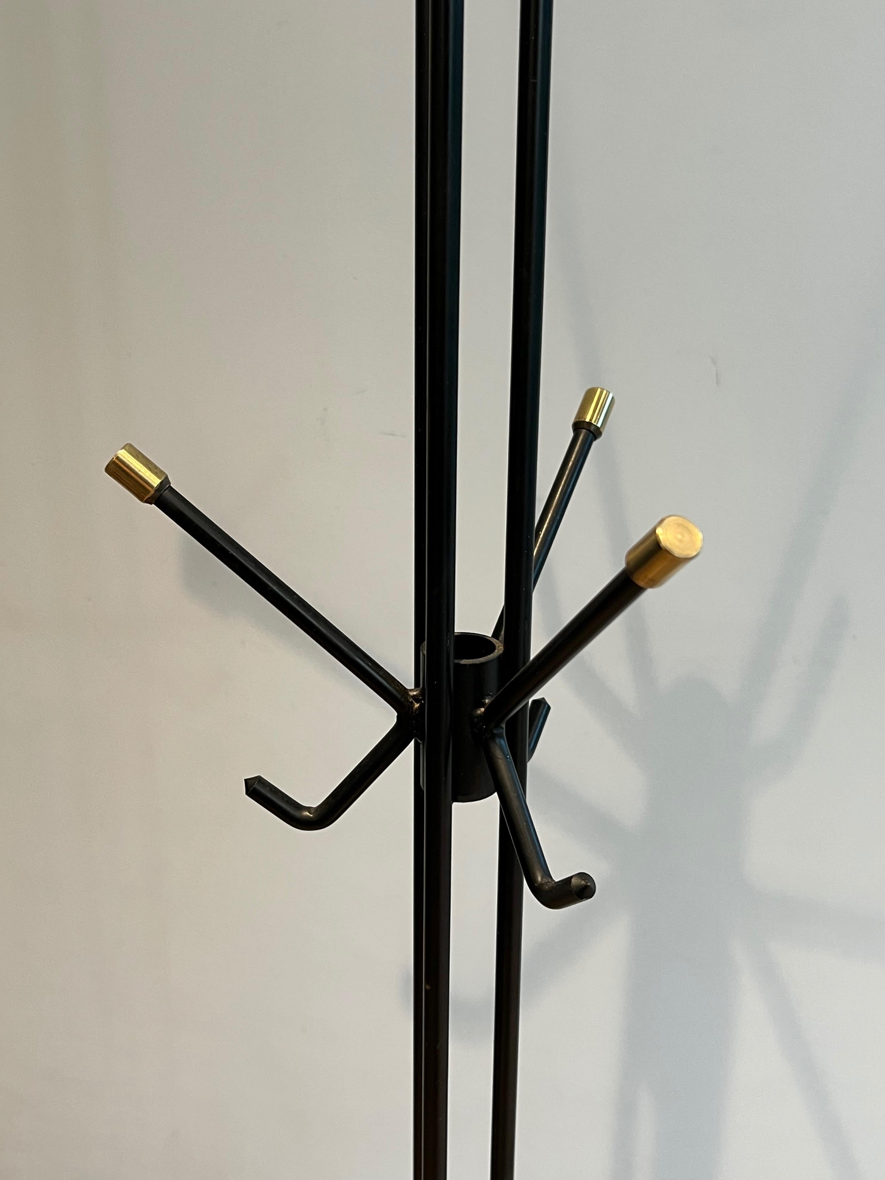 Design Schwarz lackierter Kleiderbügel aus Messing. Französisch. CIRCA 1950 2
