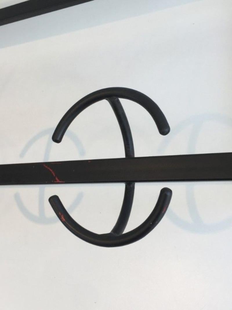 Design Schwarzer Metallkleiderbügel (Moderne der Mitte des Jahrhunderts) im Angebot