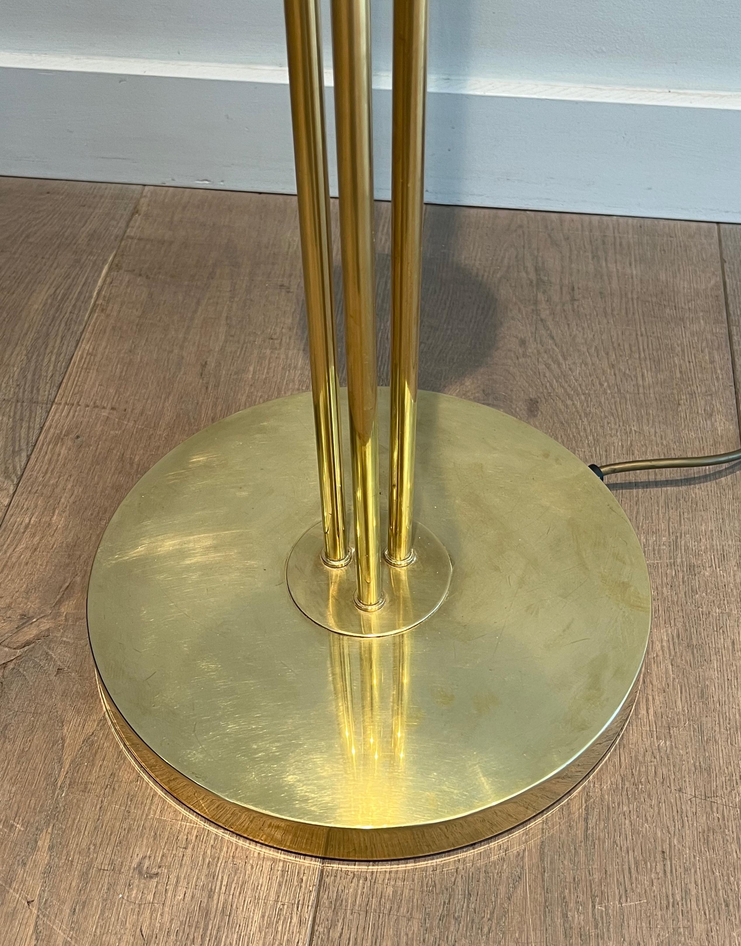 Lampada da terra in ottone di design. Opera francese in stile Art Déco. Circa 1970 in vendita 3