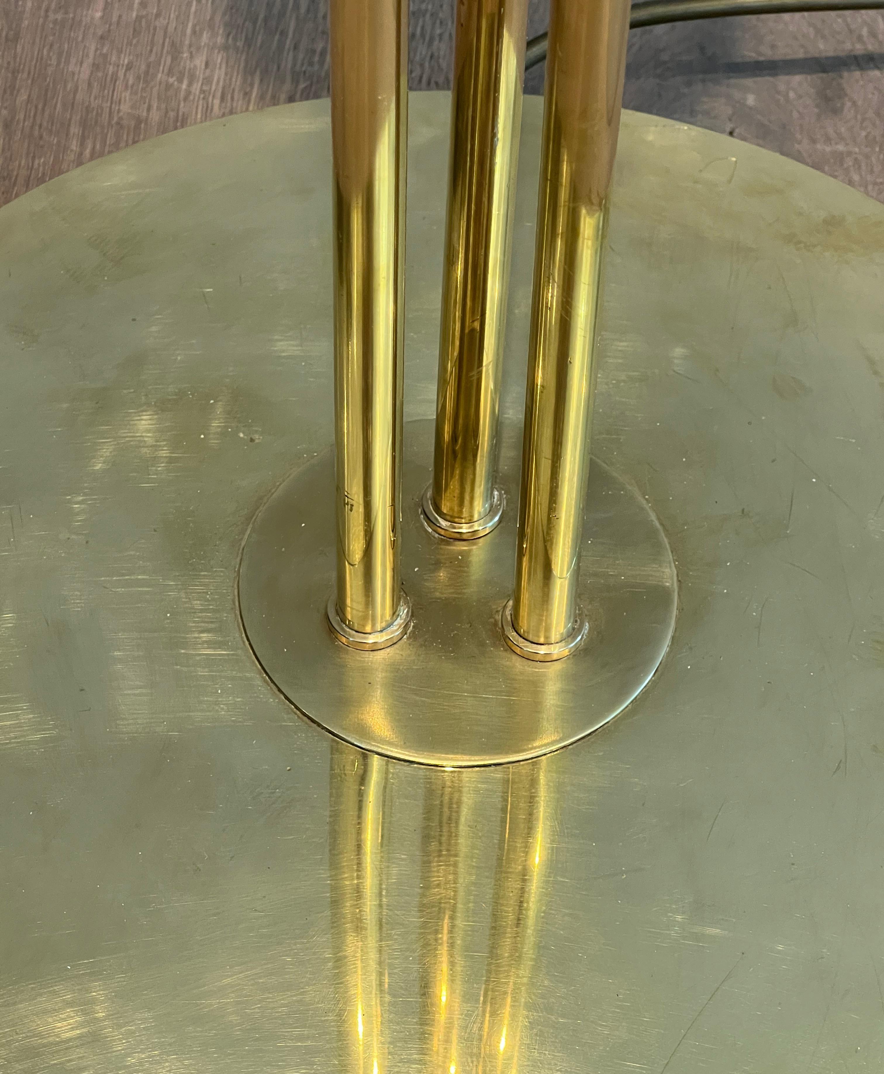 Lampada da terra in ottone di design. Opera francese in stile Art Déco. Circa 1970 in vendita 4