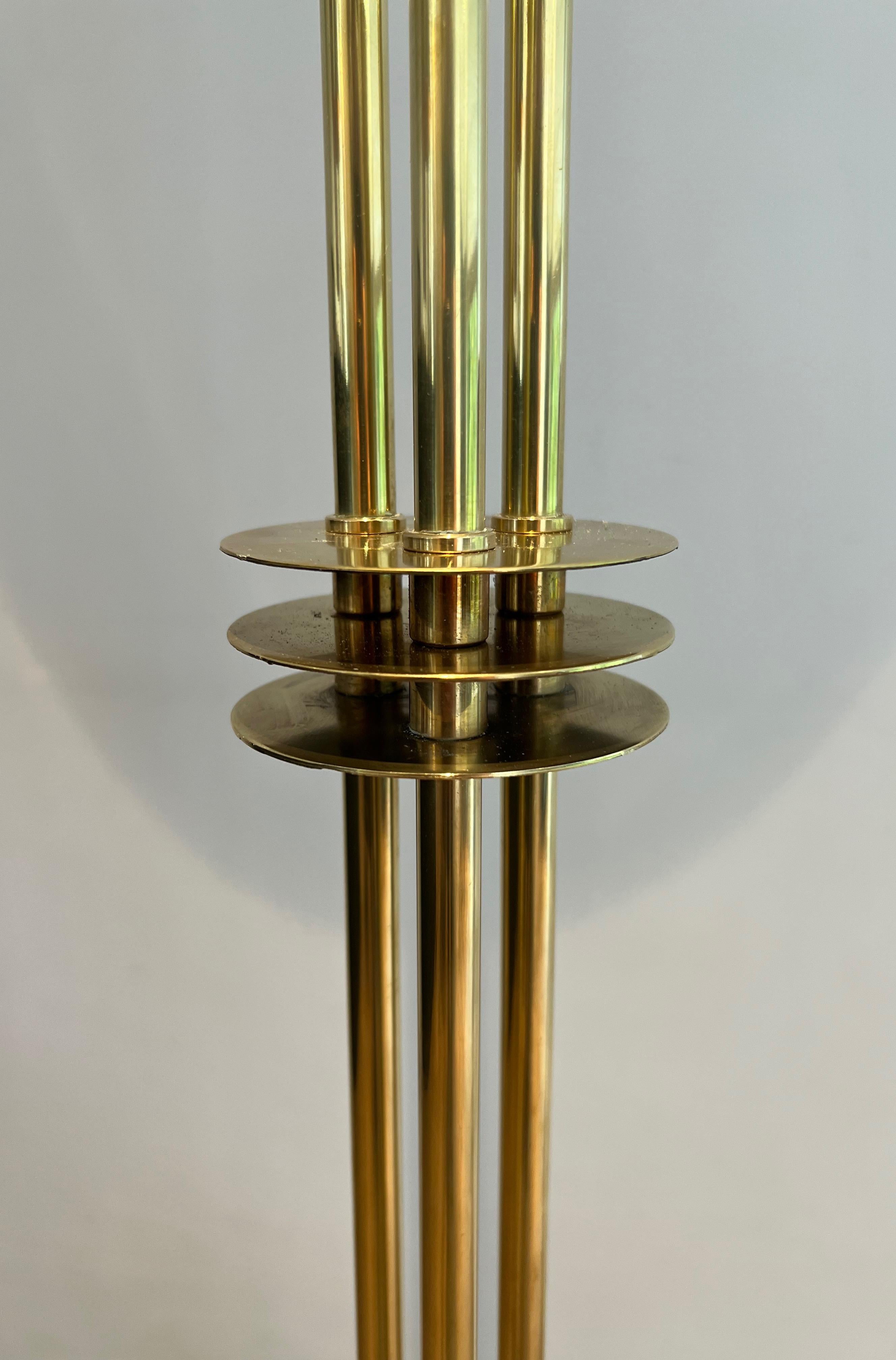 Lampada da terra in ottone di design. Opera francese in stile Art Déco. Circa 1970 in vendita 10