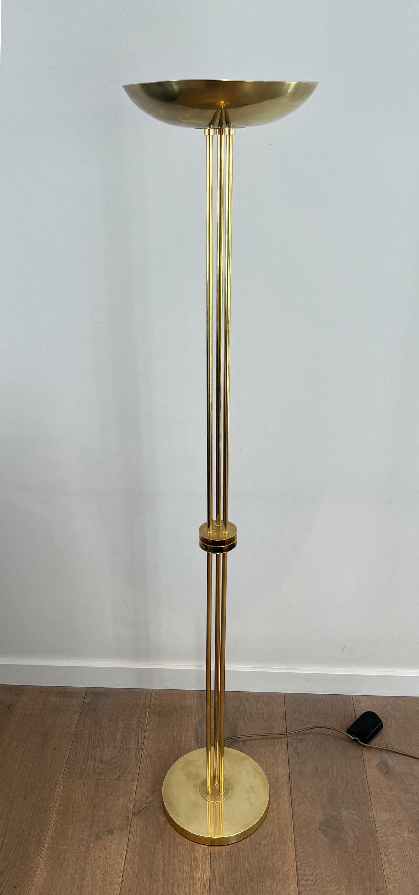 Questa lampada da terra dal design molto bello è realizzata in ottone. Si tratta di un'opera francese in stile Art Déco. Circa 1970