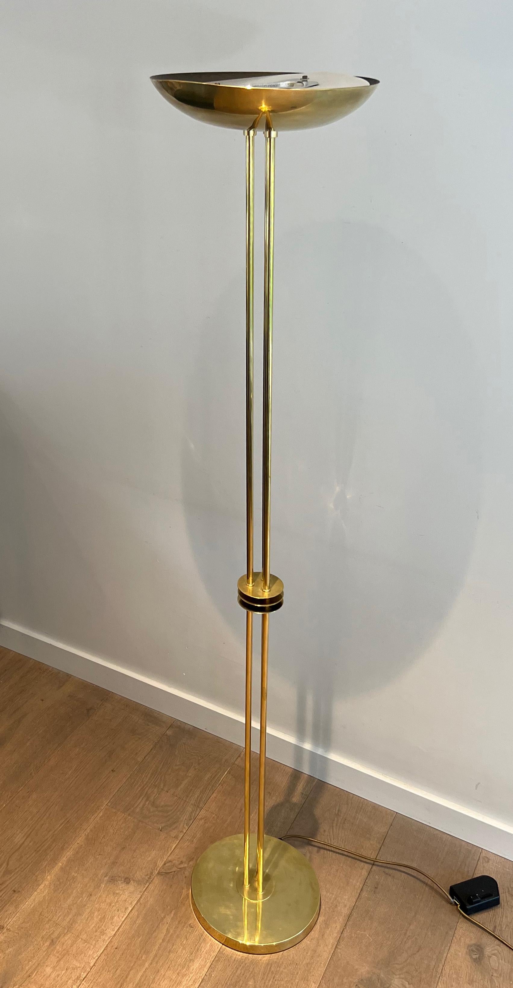 Mid-Century moderno Lampada da terra in ottone di design. Opera francese in stile Art Déco. Circa 1970 in vendita