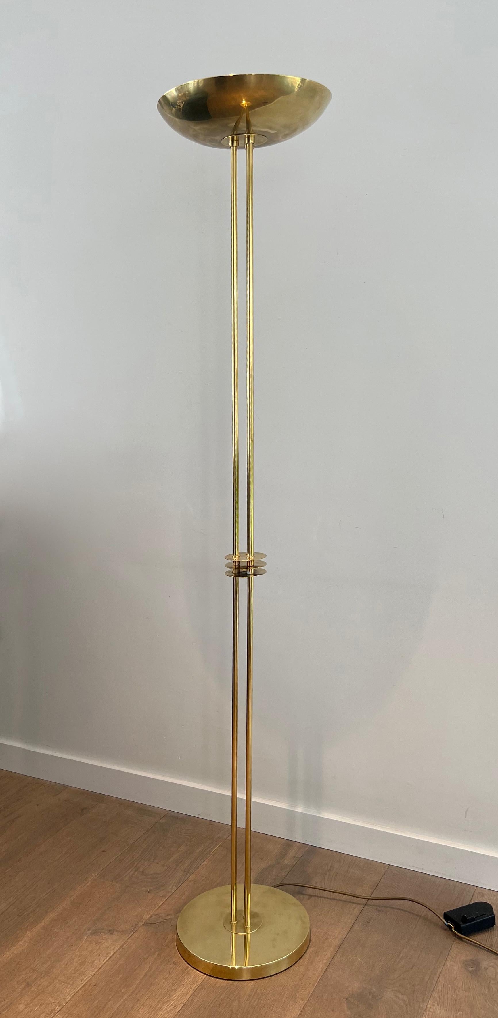 Francese Lampada da terra in ottone di design. Opera francese in stile Art Déco. Circa 1970 in vendita