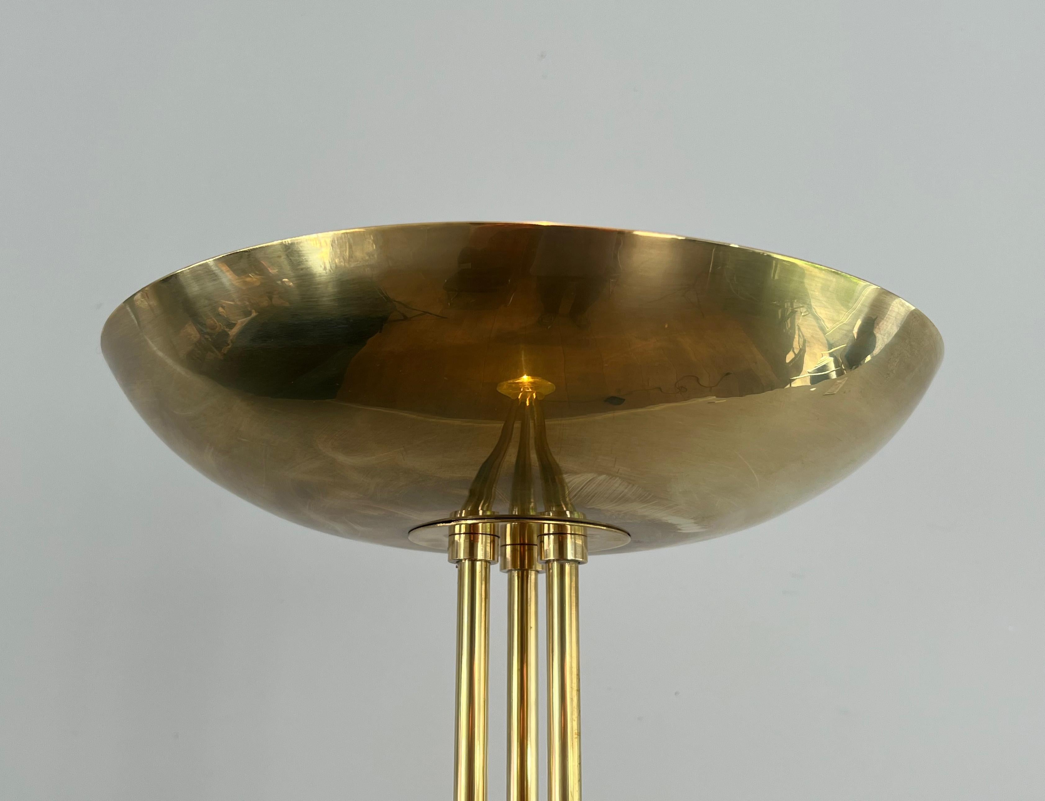 Lampada da terra in ottone di design. Opera francese in stile Art Déco. Circa 1970 In condizioni buone in vendita a Marcq-en-Barœul, Hauts-de-France