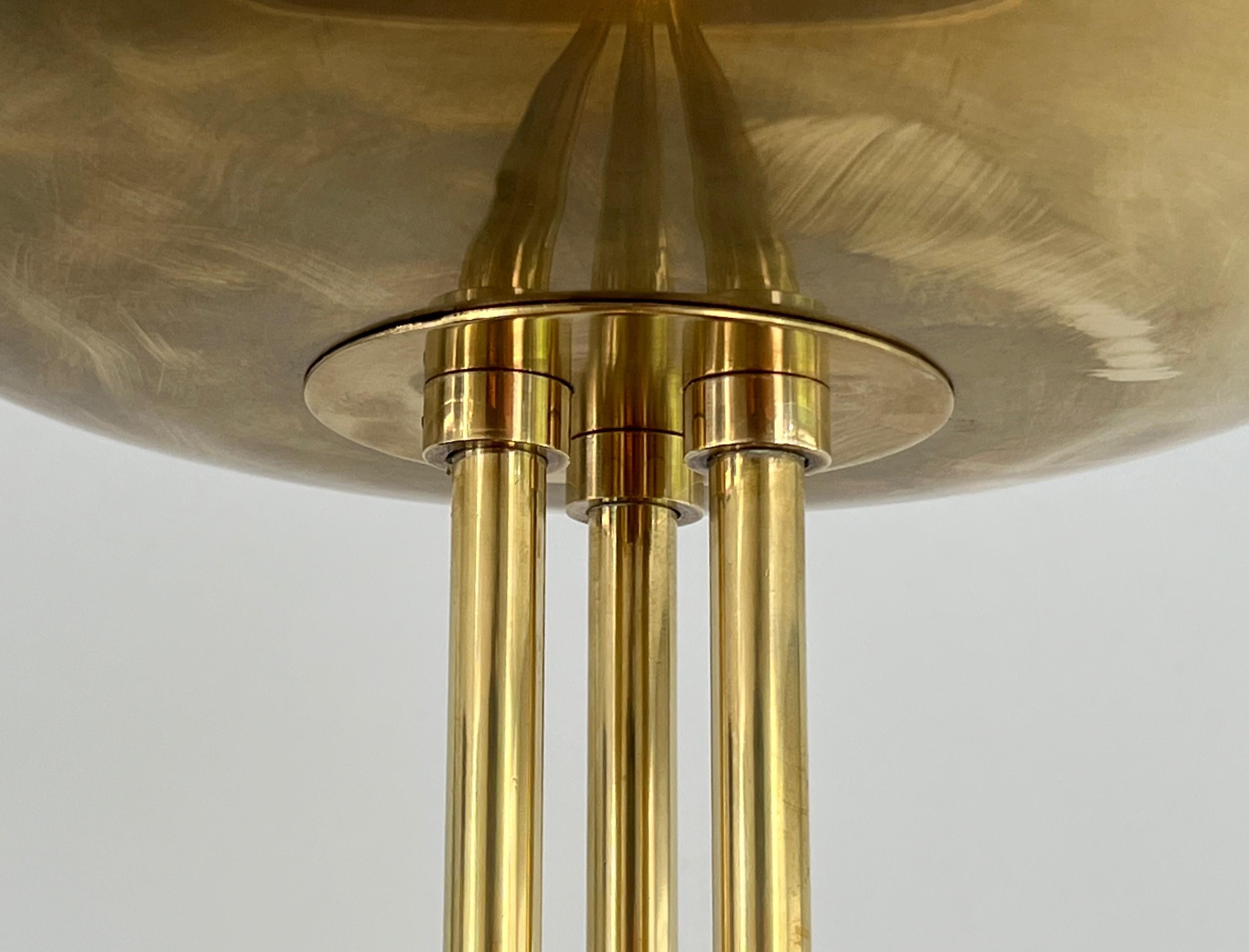 Fine XX secolo Lampada da terra in ottone di design. Opera francese in stile Art Déco. Circa 1970 in vendita