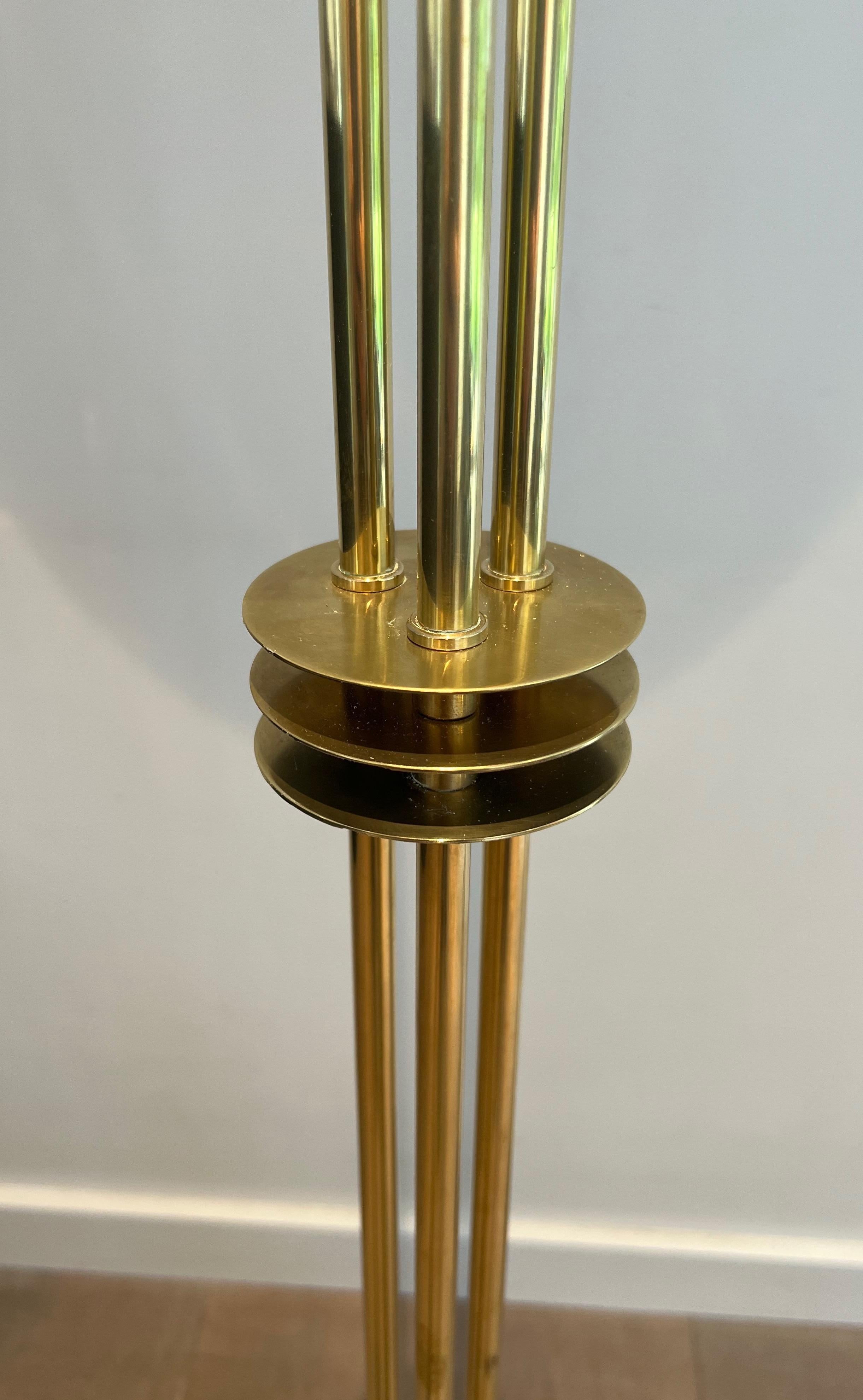 Ottone Lampada da terra in ottone di design. Opera francese in stile Art Déco. Circa 1970 in vendita