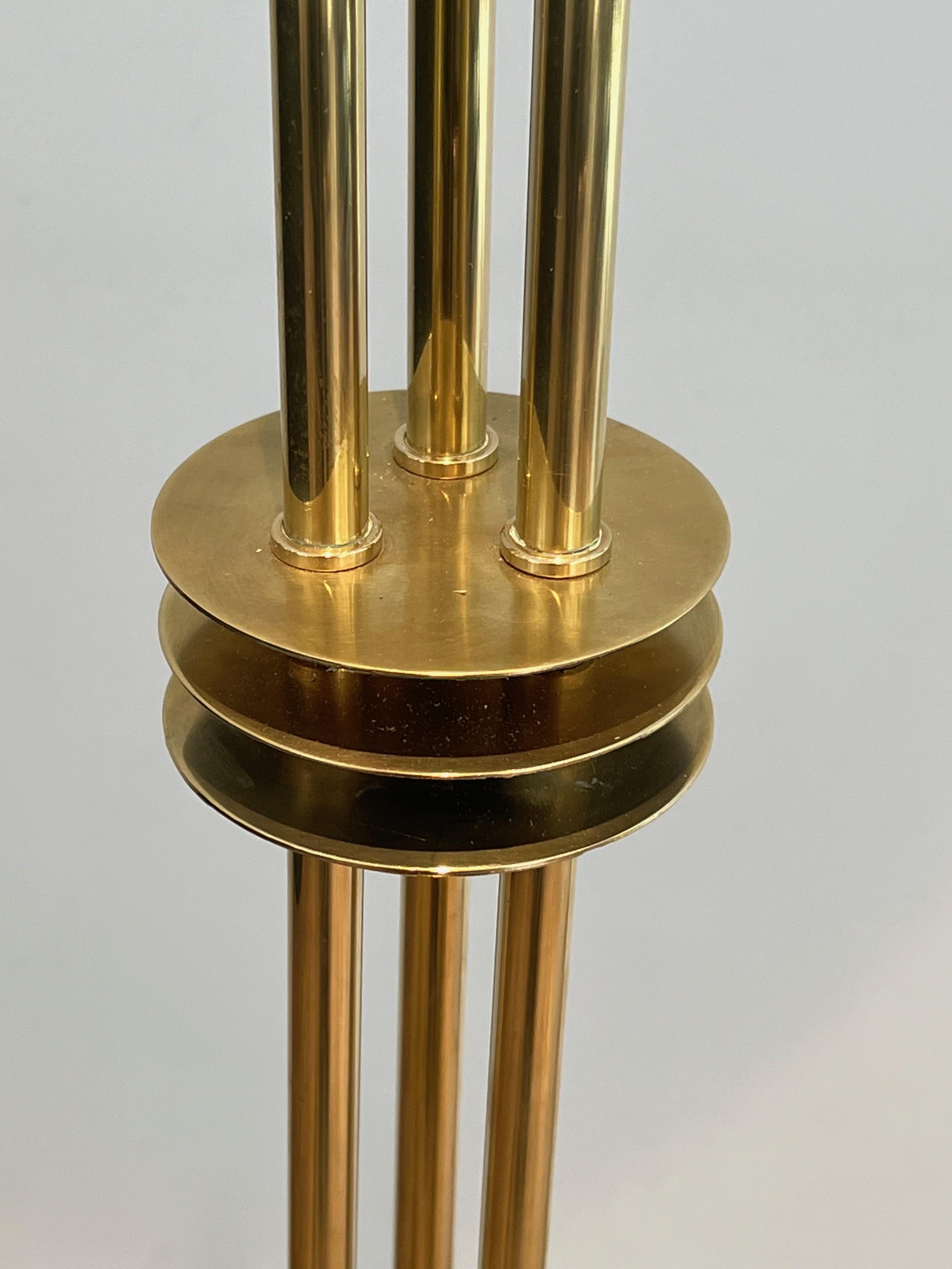 Lampada da terra in ottone di design. Opera francese in stile Art Déco. Circa 1970 in vendita 1