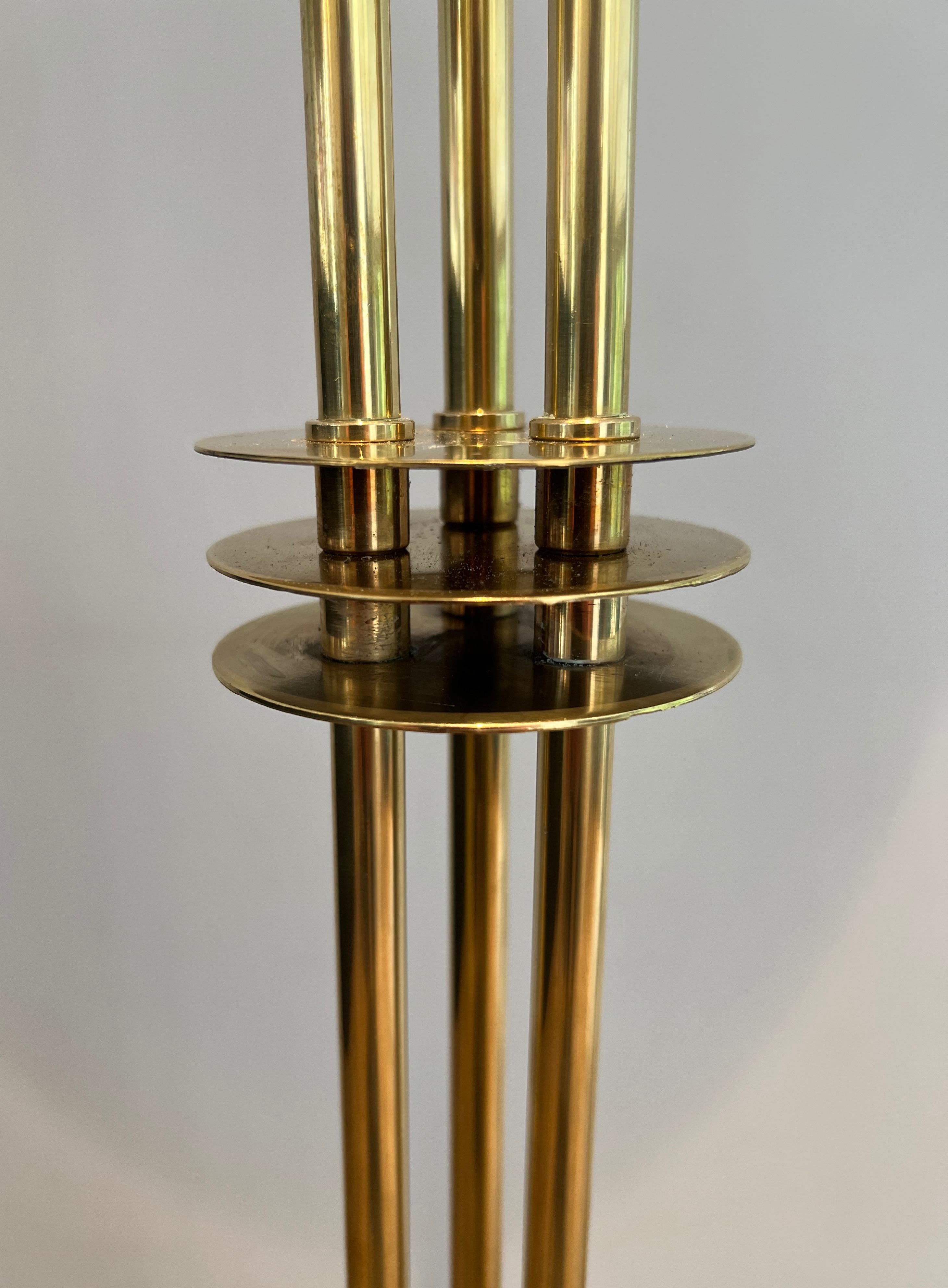 Lampada da terra in ottone di design. Opera francese in stile Art Déco. Circa 1970 in vendita 2
