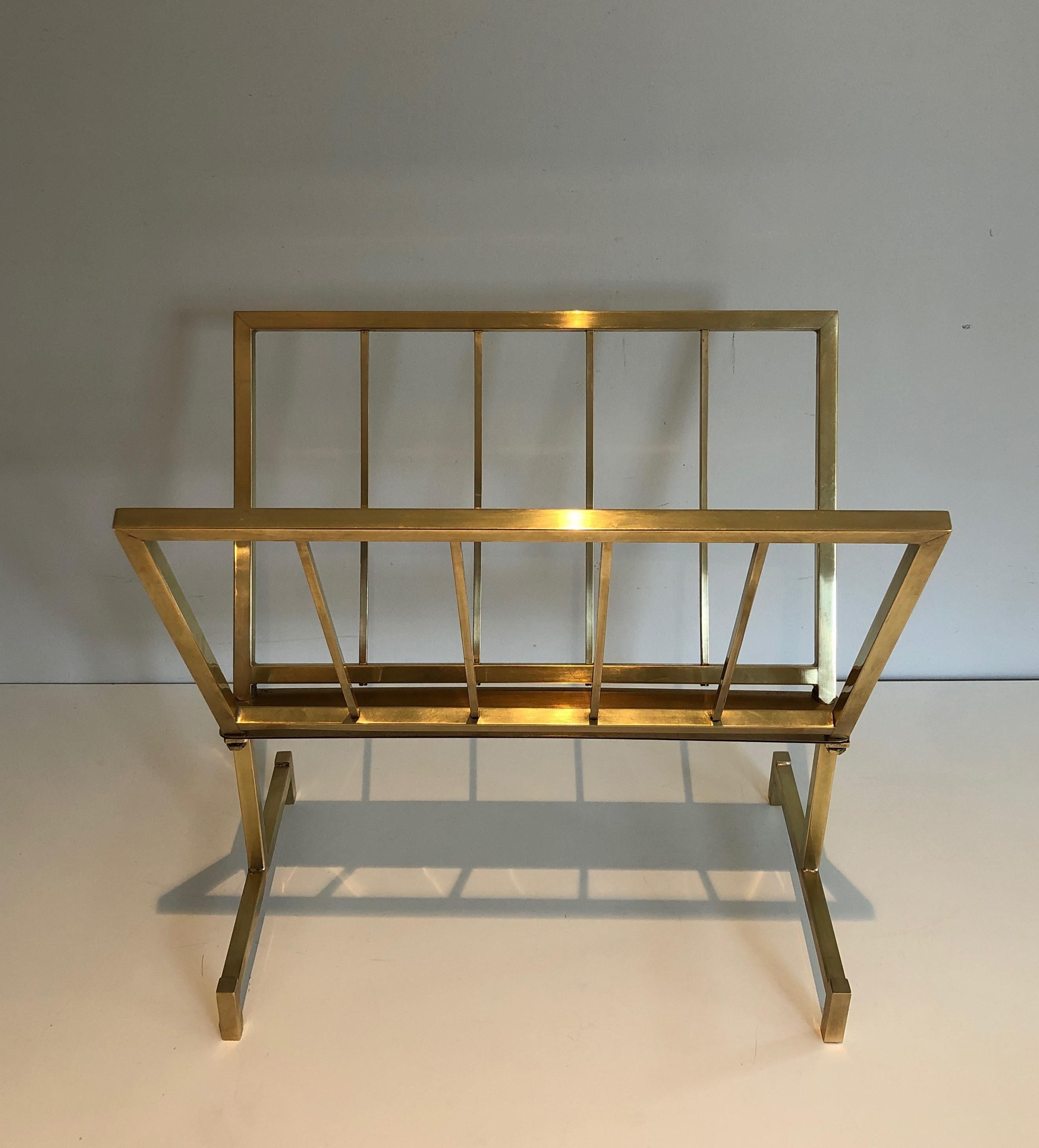 Porte-revues design en laiton. Travail français. Circa 1970 Bon état - En vente à Marcq-en-Barœul, Hauts-de-France