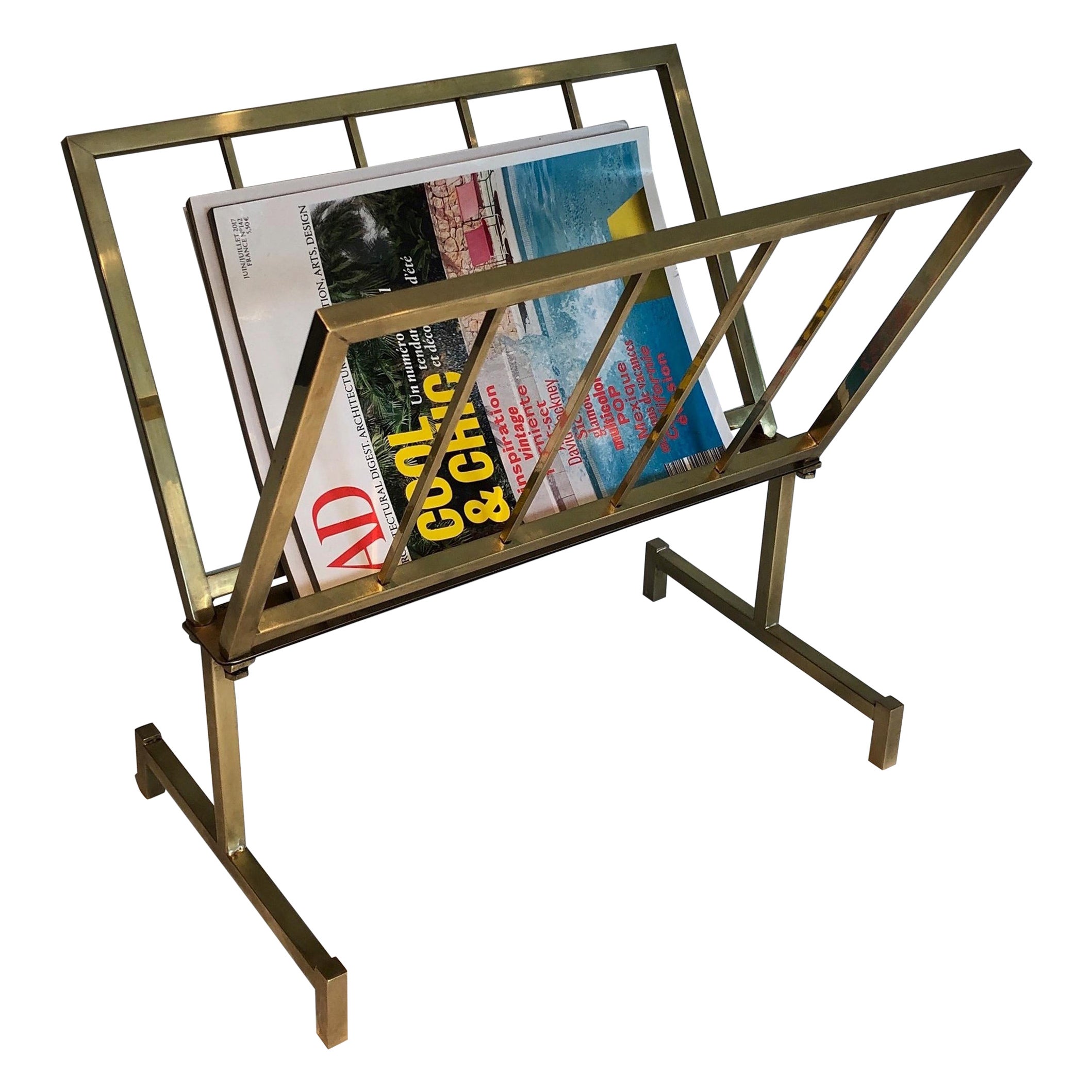 Porte-revues design en laiton. Travail français. Circa 1970 en vente