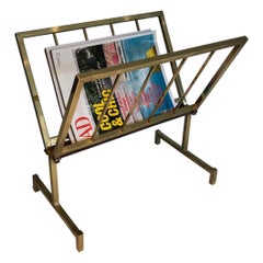 Porte-revues design en laiton. Travail français. Circa 1970