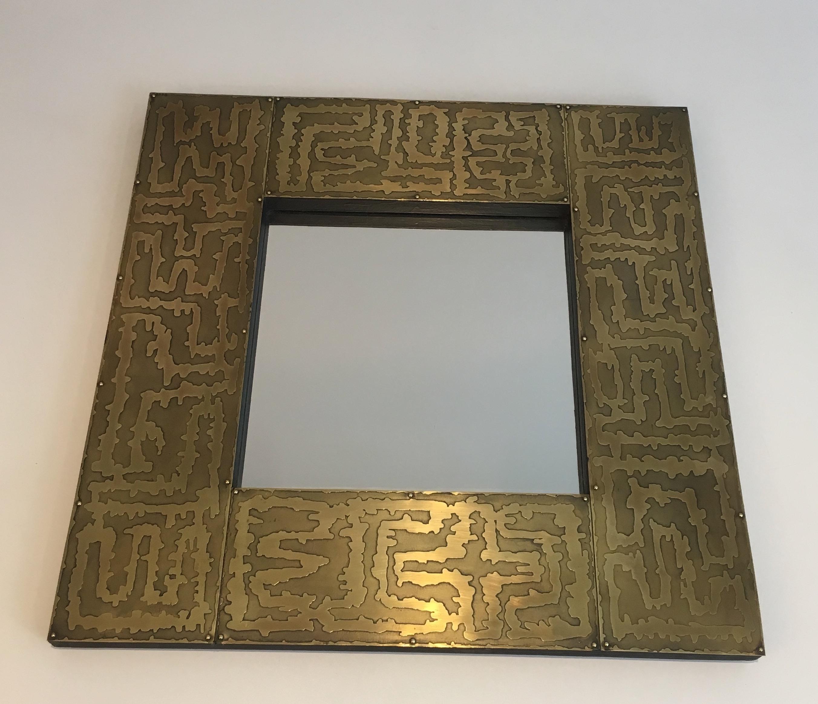 Ce miroir design est entièrement réalisé en laiton. Il s'agit d'une œuvre française, vers 1970.