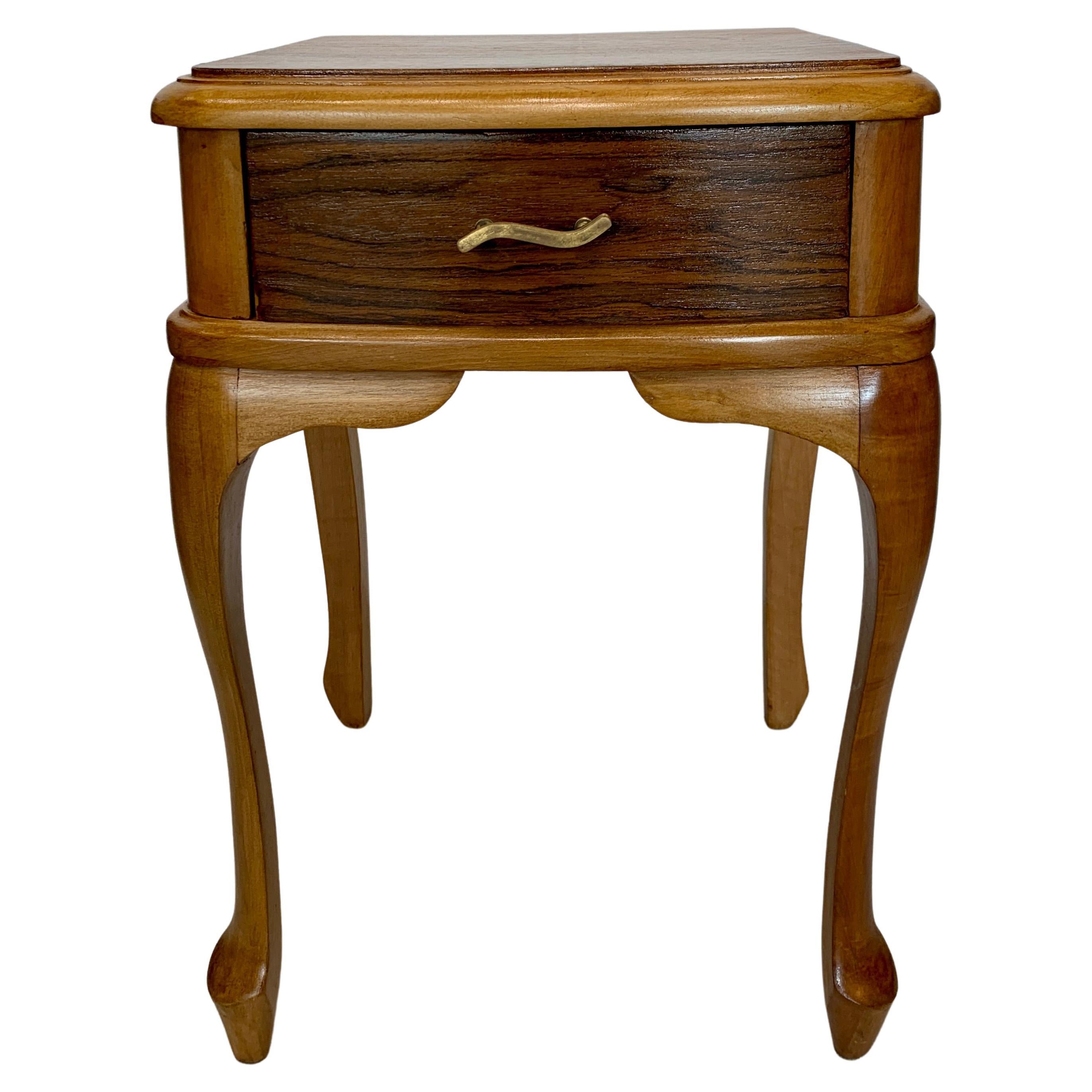 Les tables de chevet brésiliennes des années 1950 sont des pièces de mobilier magnifiques et raffinées. Elles sont fabriquées avec deux essences de bois soigneusement sélectionnées, l'une ayant une teinte plus claire et l'autre plus foncée. 

Les