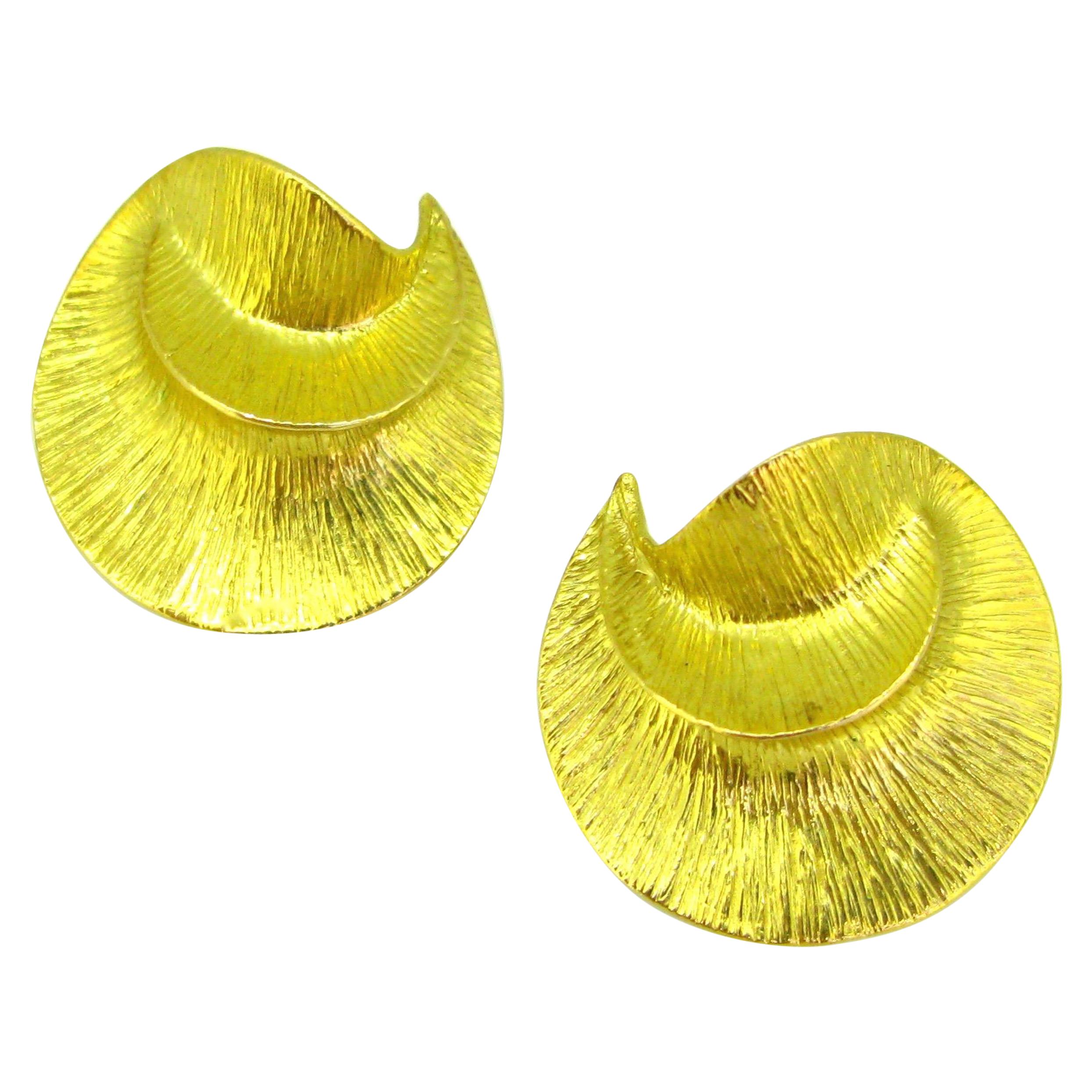 Design Brushed Gold Studs Earrings by Urart, 18 Karat Yellow Gold For Sale