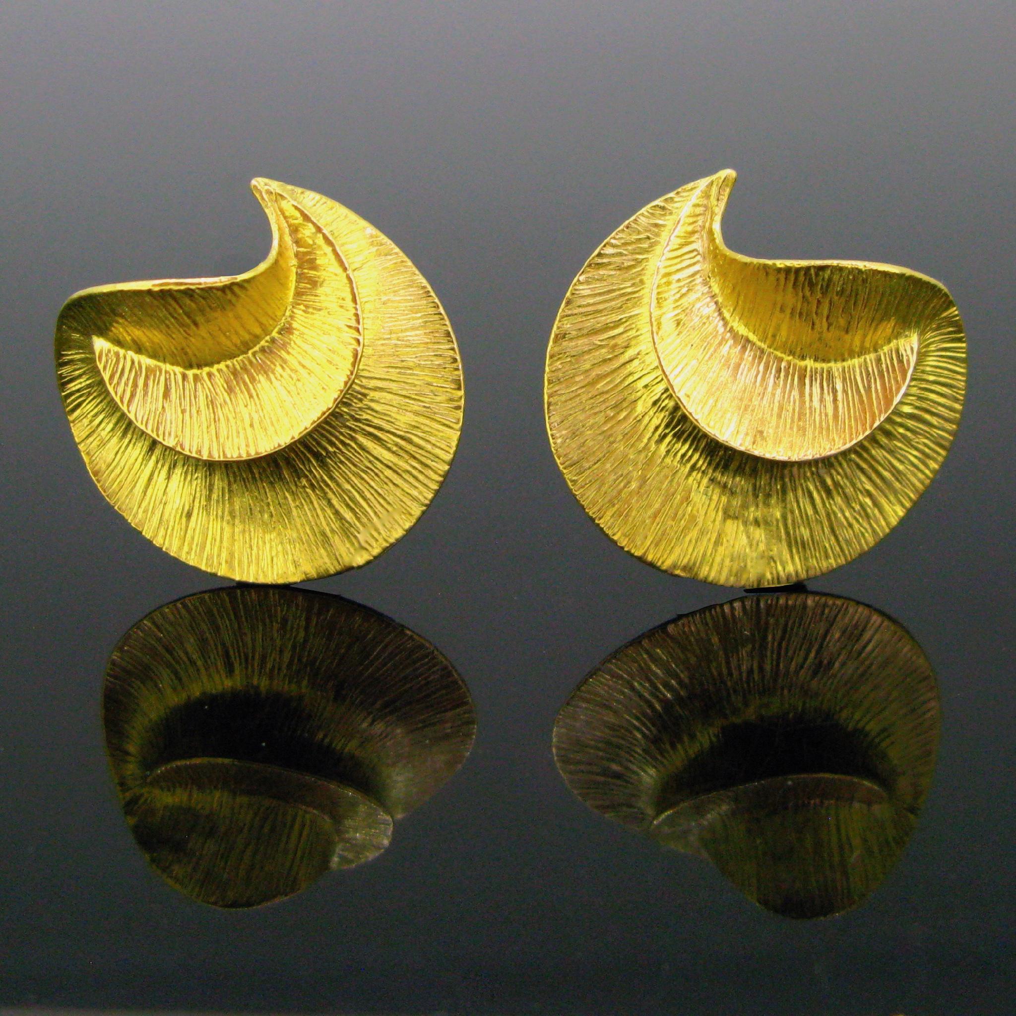 Weight:	17,07gr


Metal:	18kt yellow gold 


Condition:	Very Good


Signature:	URART


Comments:	This beautiful pair of studs earrings has a very nice swirl design. The gold is brushed and shiny. They are fully made in 18kt yellow gold. It is signed