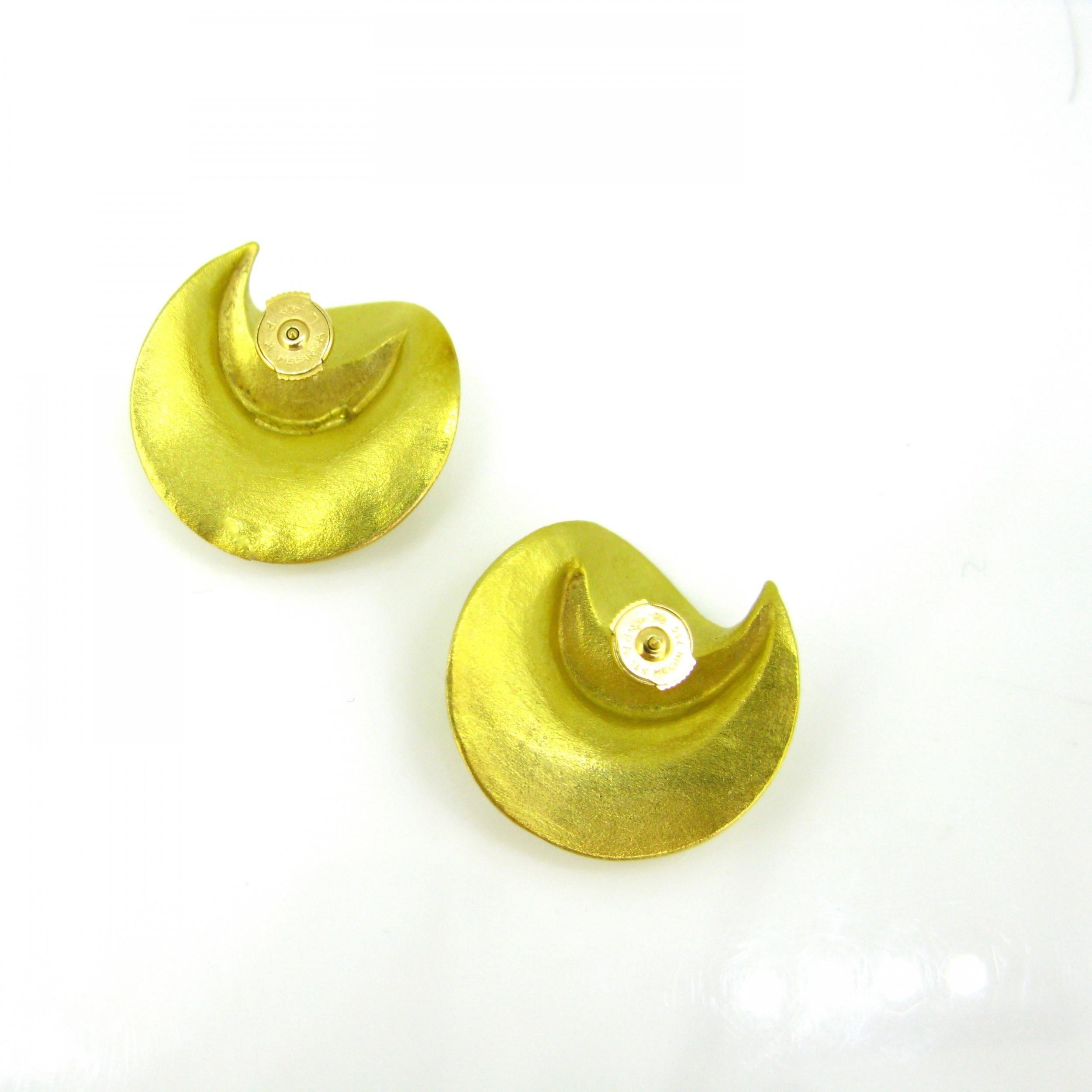 Moderne Urart, clous d'oreilles design en or jaune 18 carats brossé en vente