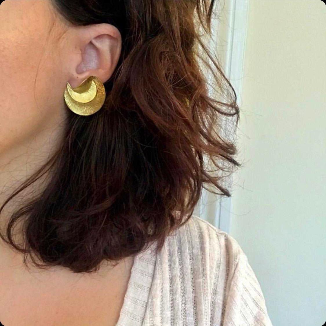 Urart, clous d'oreilles design en or jaune 18 carats brossé Bon état - En vente à London, GB