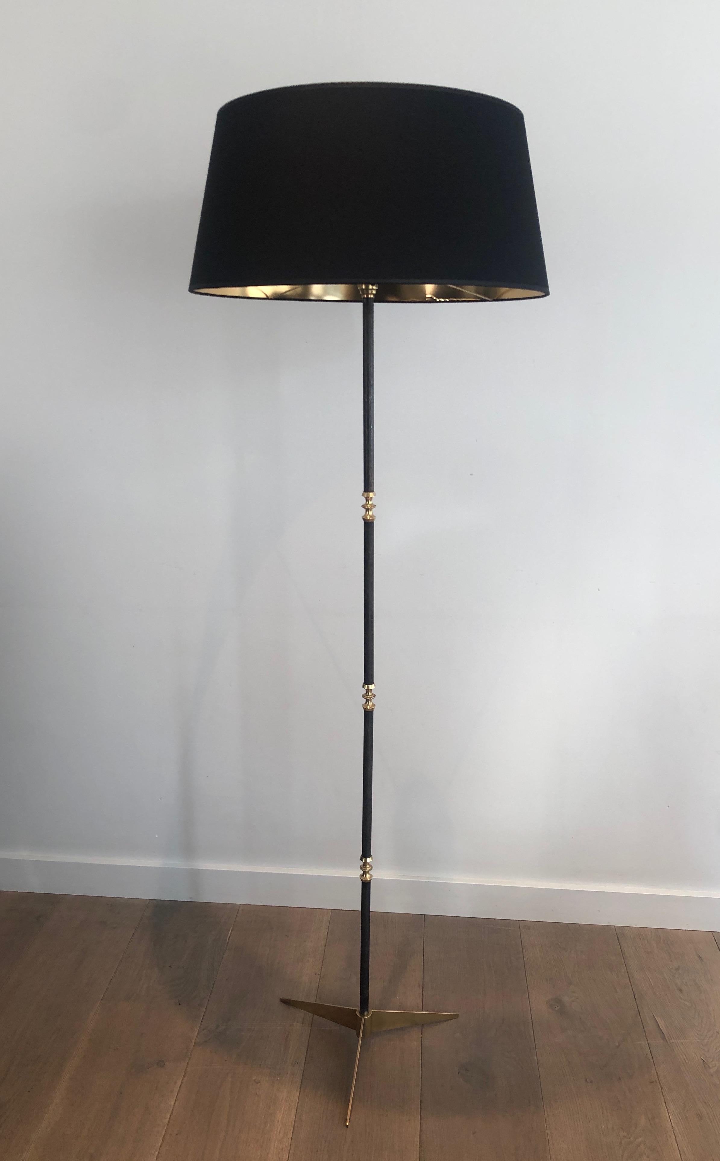 Questa lampada da terra dal design molto bello è realizzata in acciaio spazzolato e ottone. Questa è un'opera francese. Circa 1940
