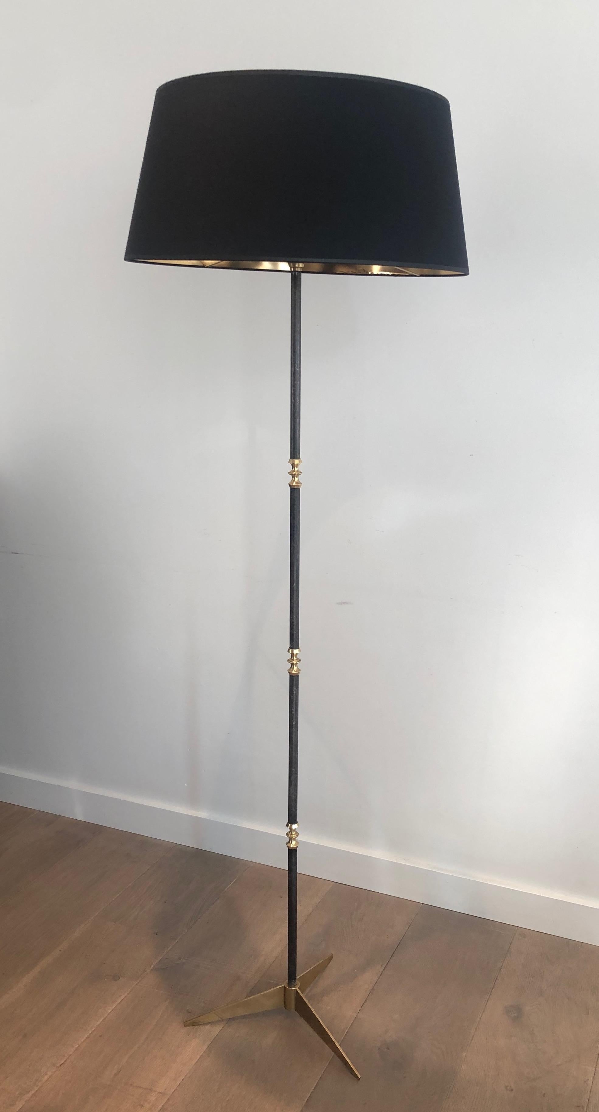 Mid-Century moderno Lampada da terra Design/One in ottone e acciaio spazzolato in vendita
