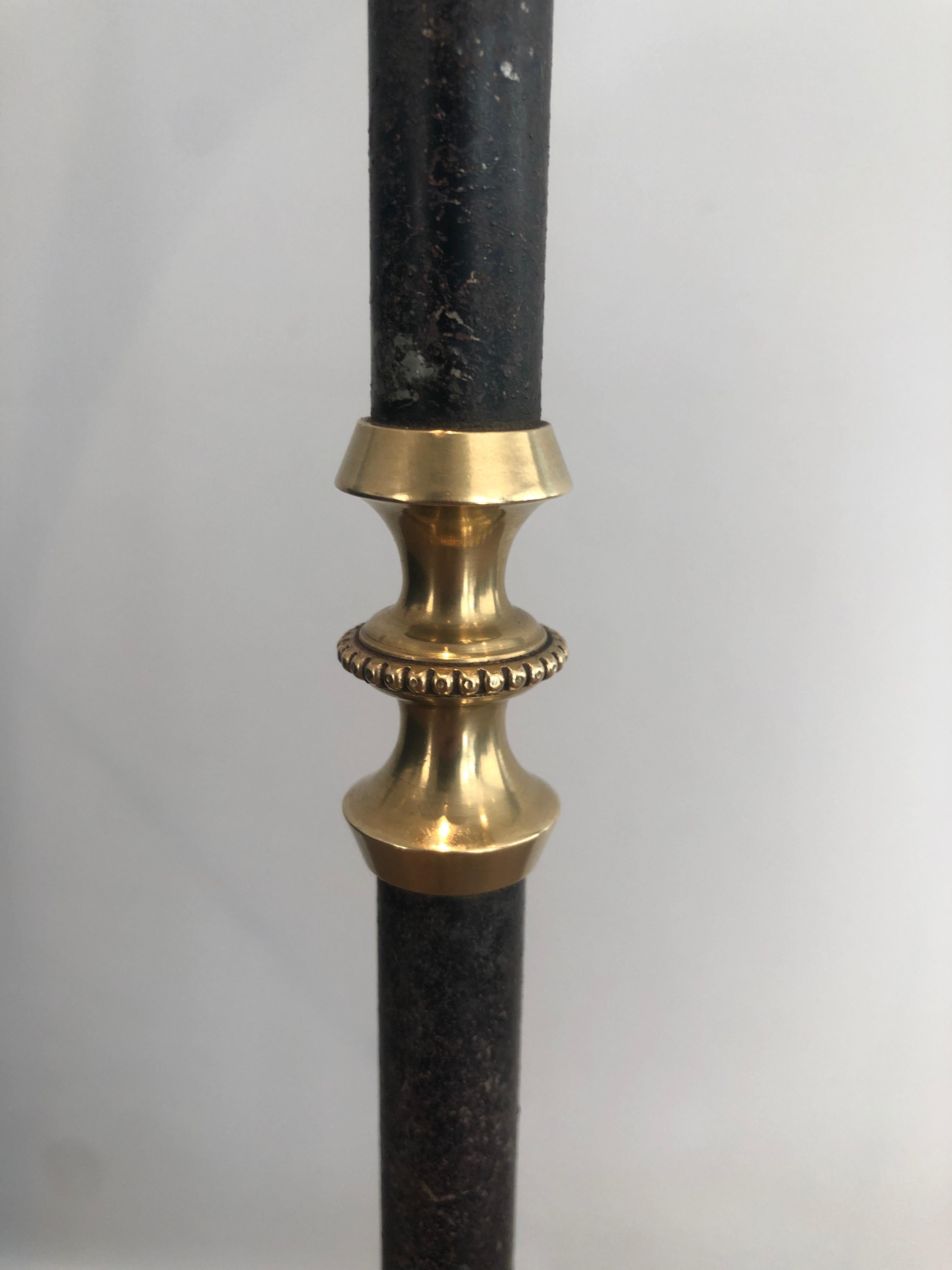 Metà XX secolo Lampada da terra Design/One in ottone e acciaio spazzolato in vendita