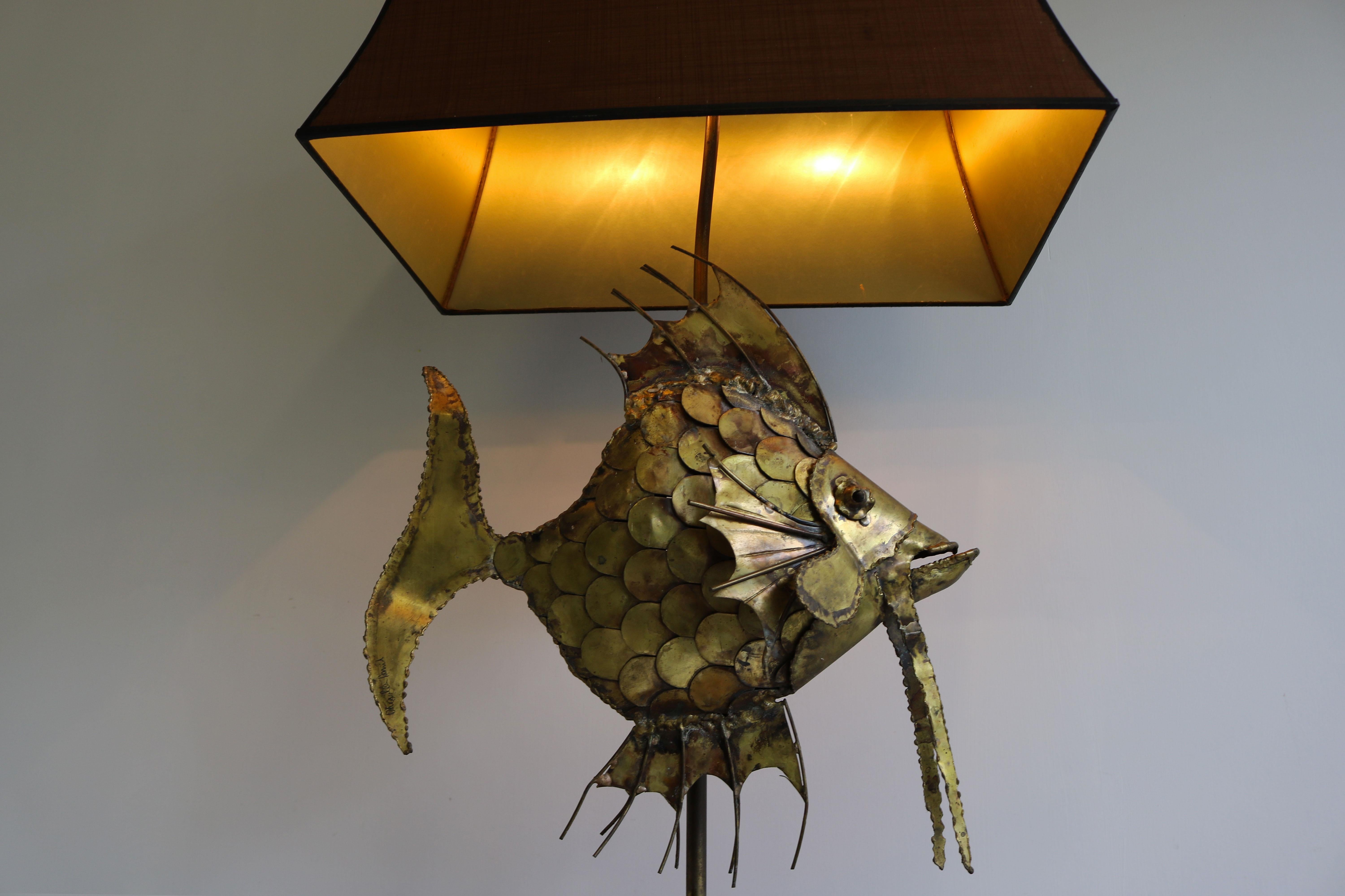 Belgian Design Brutalist Table Lamp in Brass by Daniel d'haeseleer 1970 Fish Sculpture For Sale