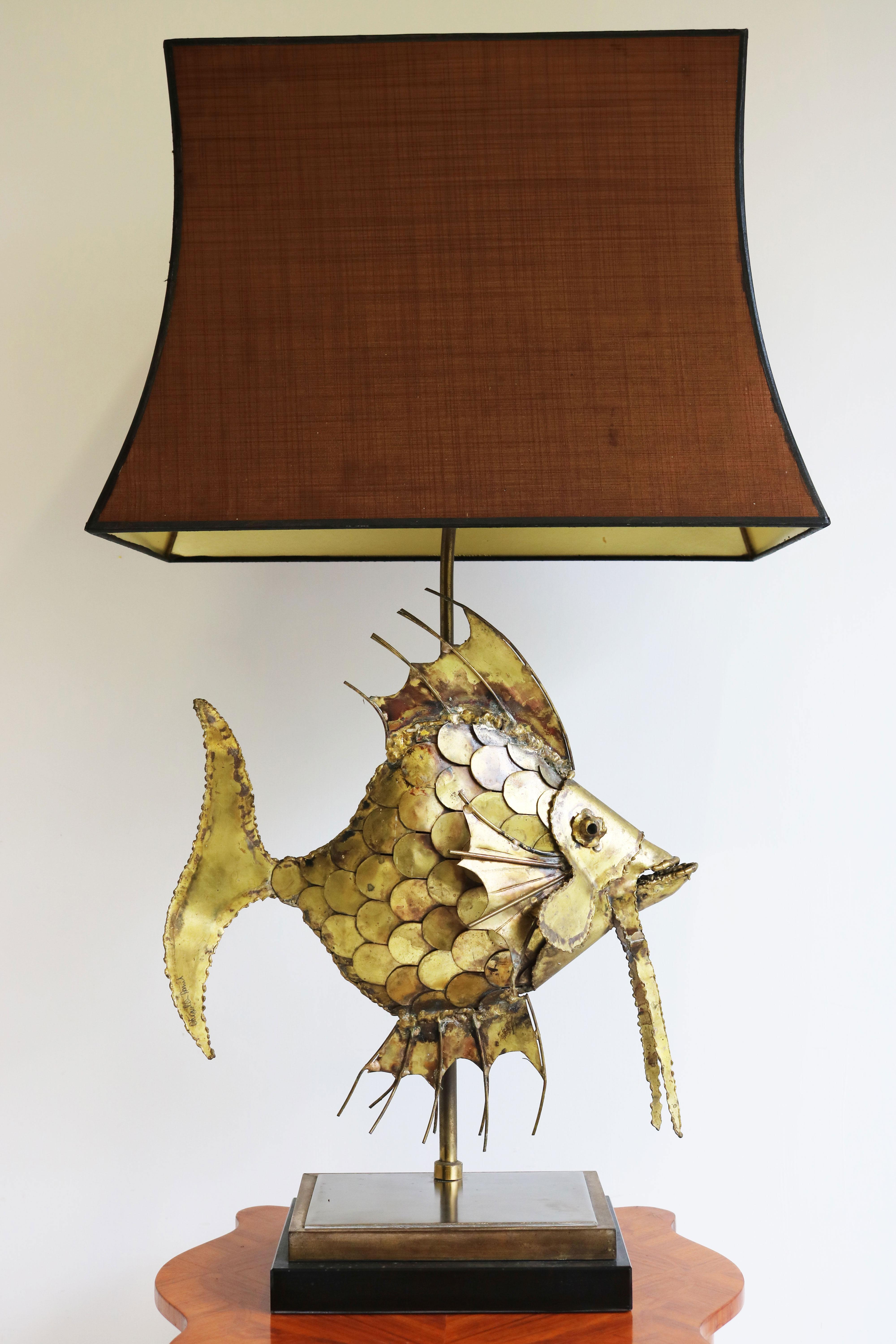 Hand-Crafted Design Brutalist Table Lamp in Brass by Daniel d'haeseleer 1970 Fish Sculpture For Sale