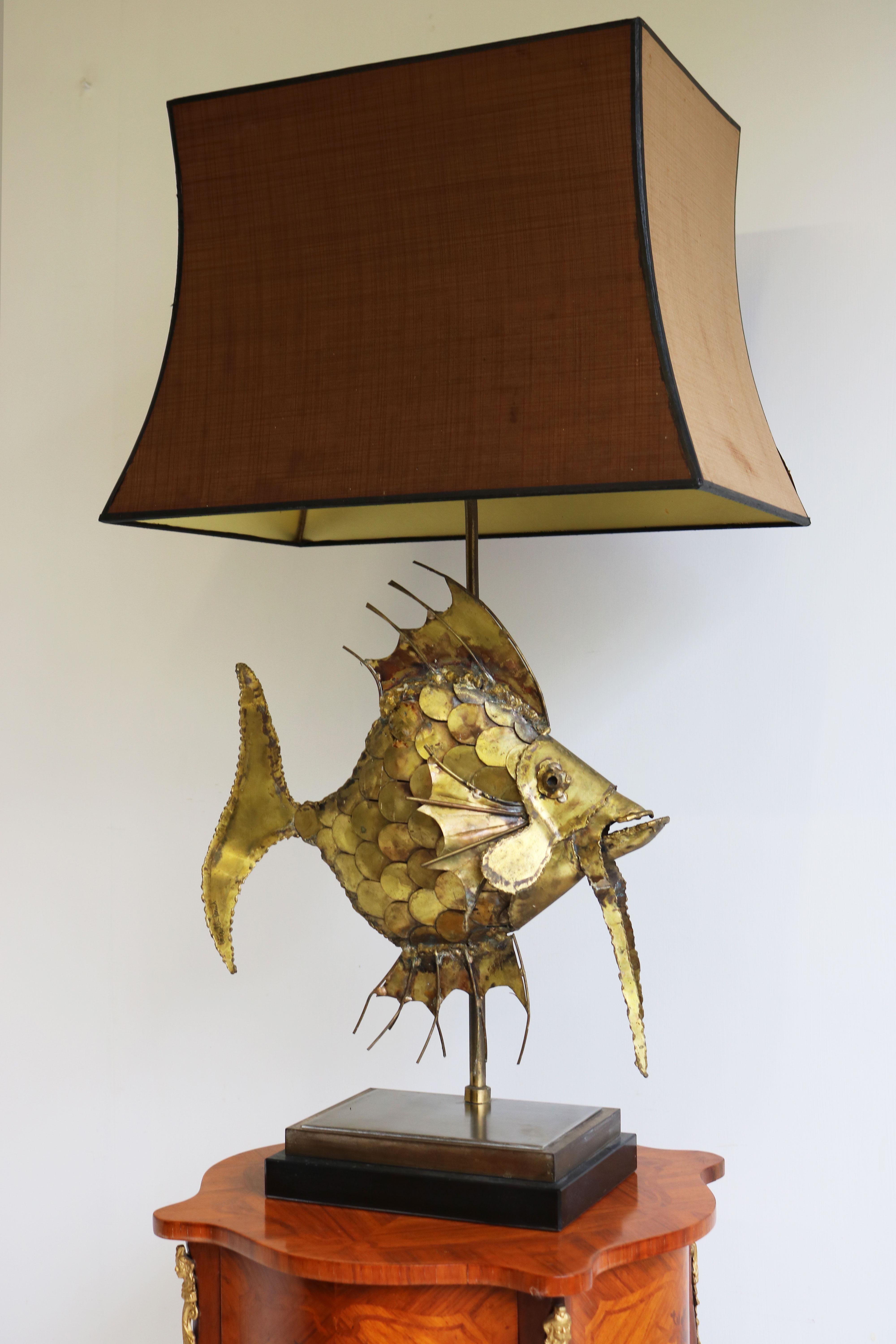 Late 20th Century Design Brutalist Table Lamp in Brass by Daniel d'haeseleer 1970 Fish Sculpture For Sale
