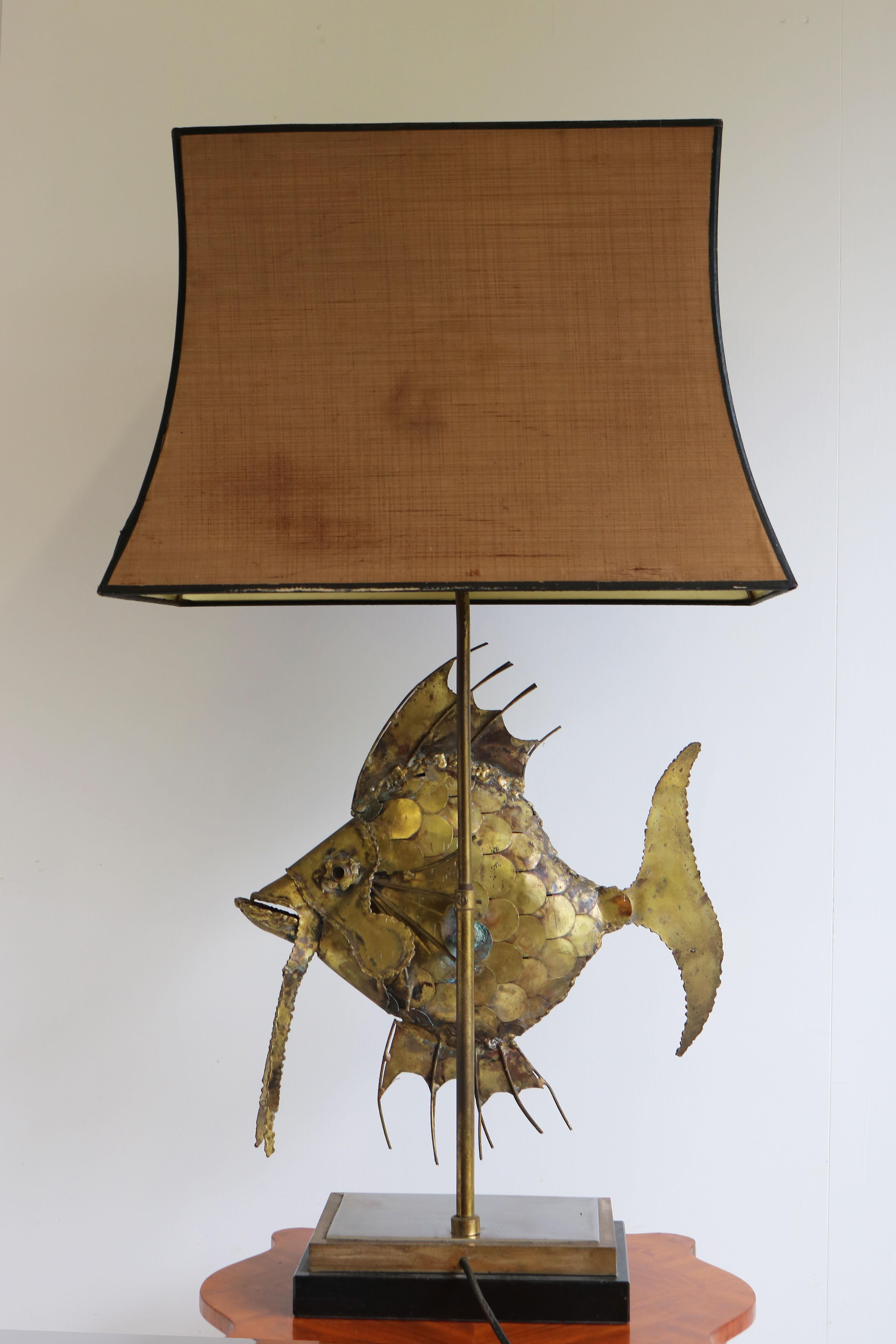 Laiton Lampe de table brutaliste en laiton par Daniel d'haeseleer 1970 Sculpture de poisson en vente