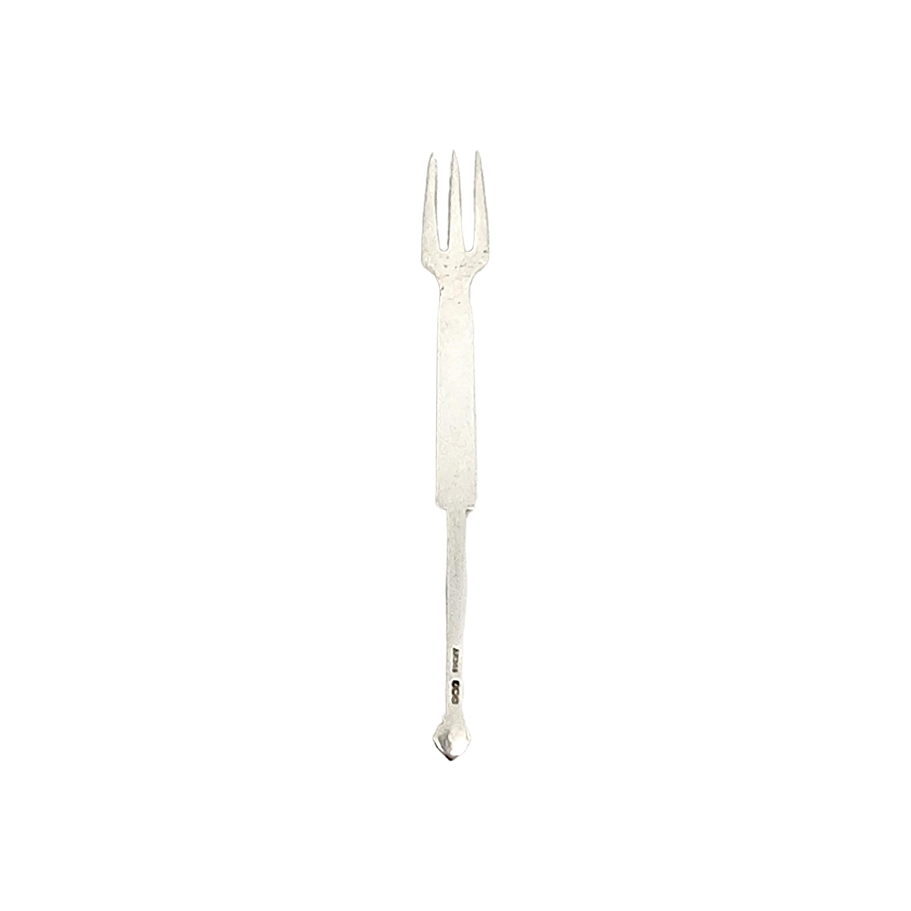 Fourchette Nunnery en argent sterling au design Alexander Ritchie par A.H Darby & Son de Birmingham, Angleterre.

Pas de monogramme

Alexander Ritchie a conçu cette fourchette à partir d'objets trouvés dans un couvent du XIIe siècle sur l'île