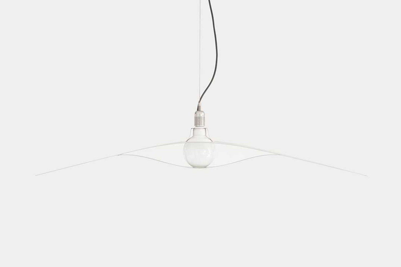 Design-Deckenleuchte, eine schwingende, elliptische Leuchte aus Edelstahl. Die Lampe kann in konkave oder konvexe Form gebracht werden. Italien um 1970.