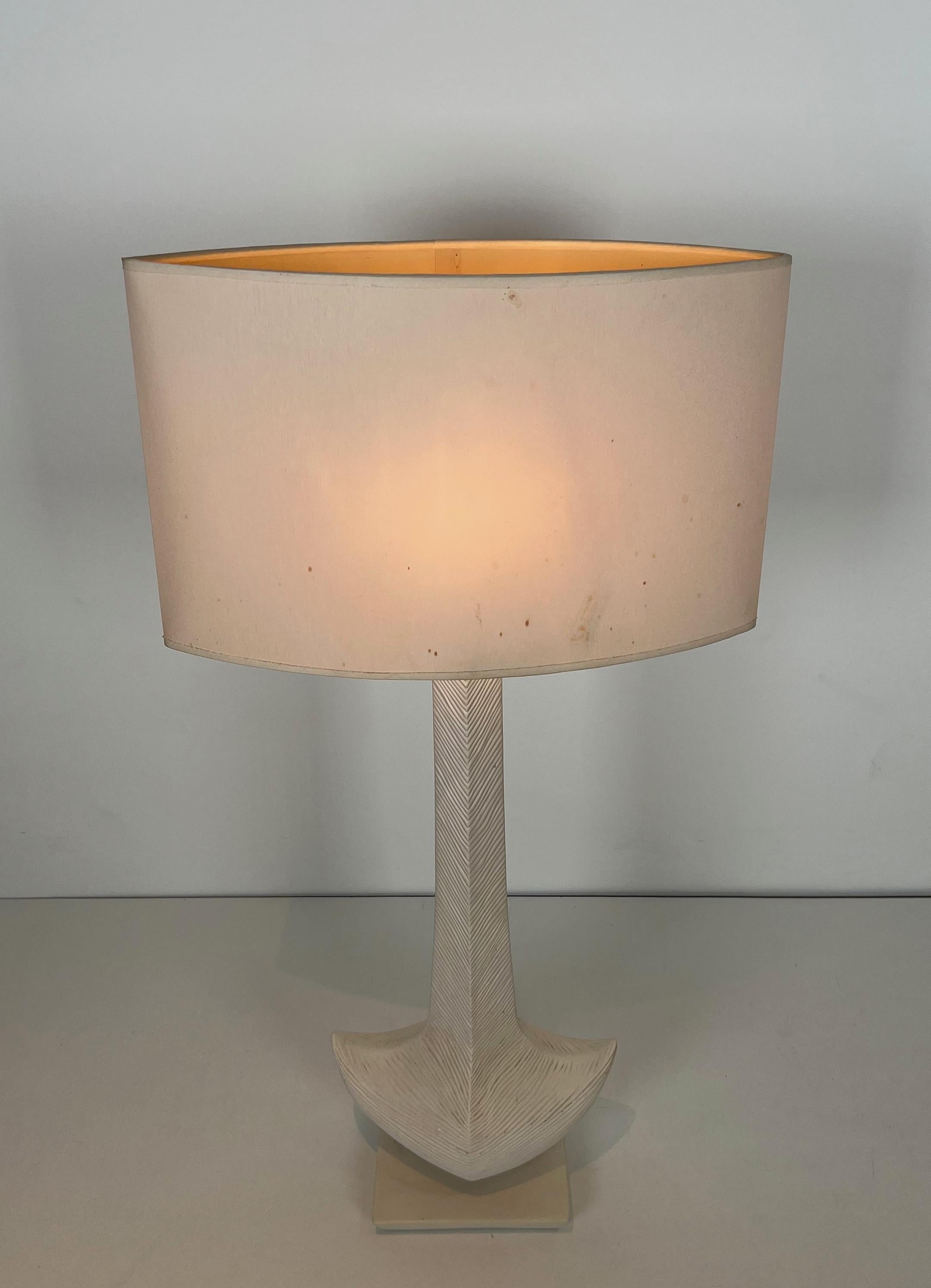 Cette très belle lampe de table design est fabriquée en céramique. Il s'agit d'une œuvre française de L Drummer. Circa 1970
