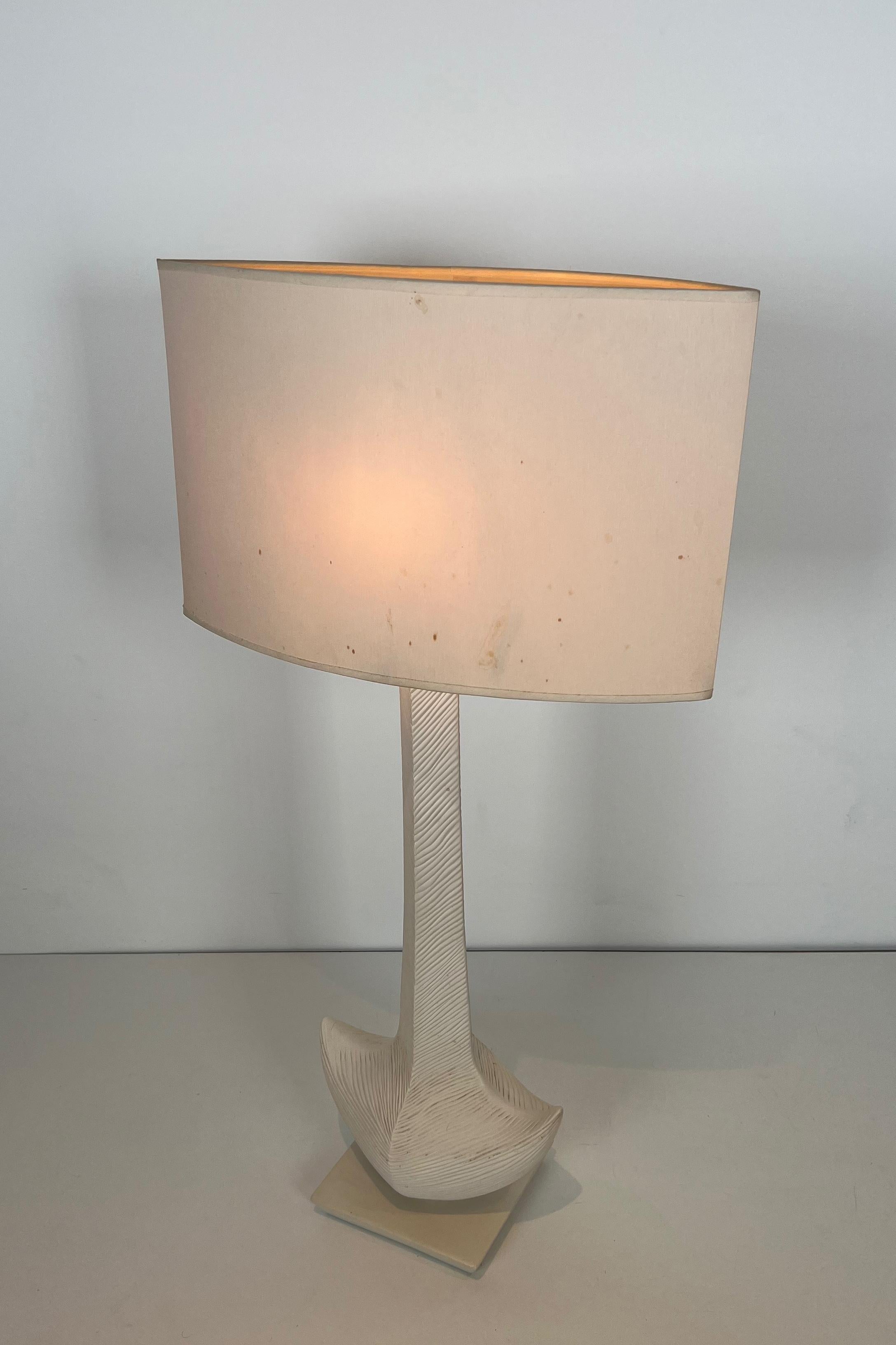 Français Lampe de table en céramique Design. Œuvre française de L Drummer Vers 1970 en vente