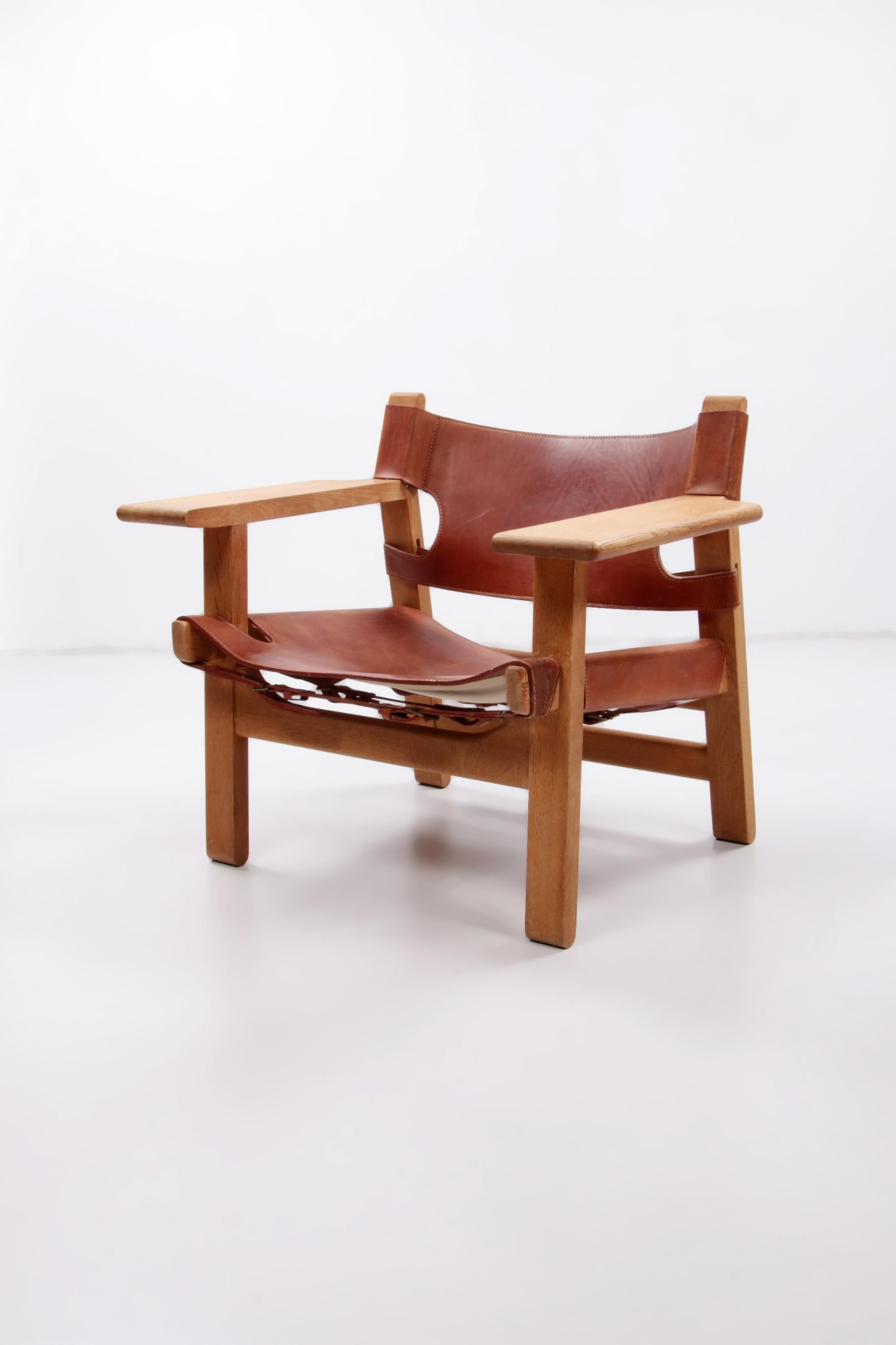 Design chair by Borge Mogensen, also called Spanisch chair, 1960 Denmark.
This original safari chair was made in the 1960s and therefore the saddle leather has a beautiful patina, a very sturdy model with oak frame. Just a topper among the chairs.
