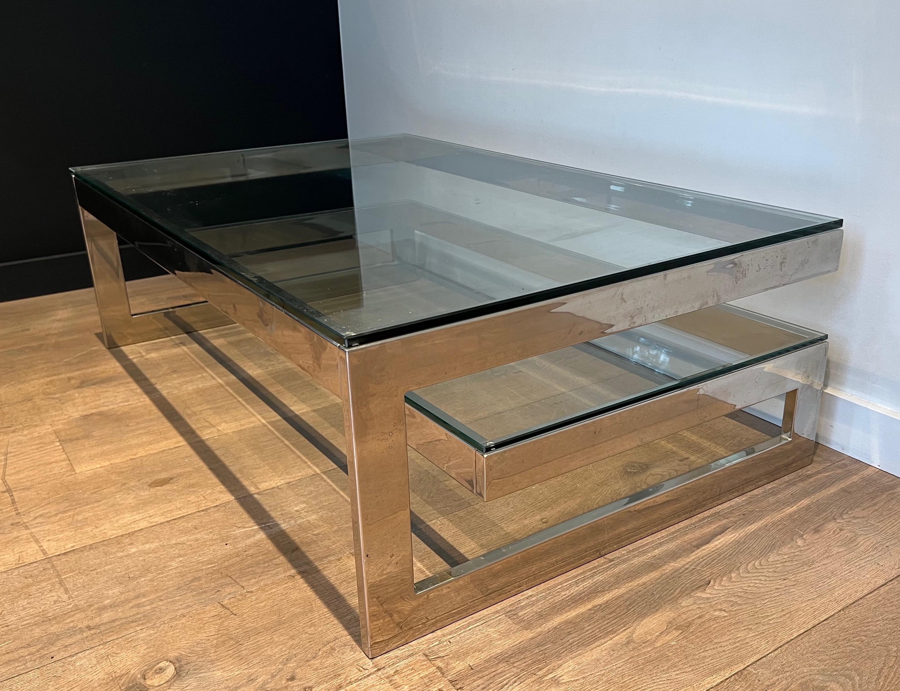 Table basse chromée au design original avec 2 étagères en verre en vente 3
