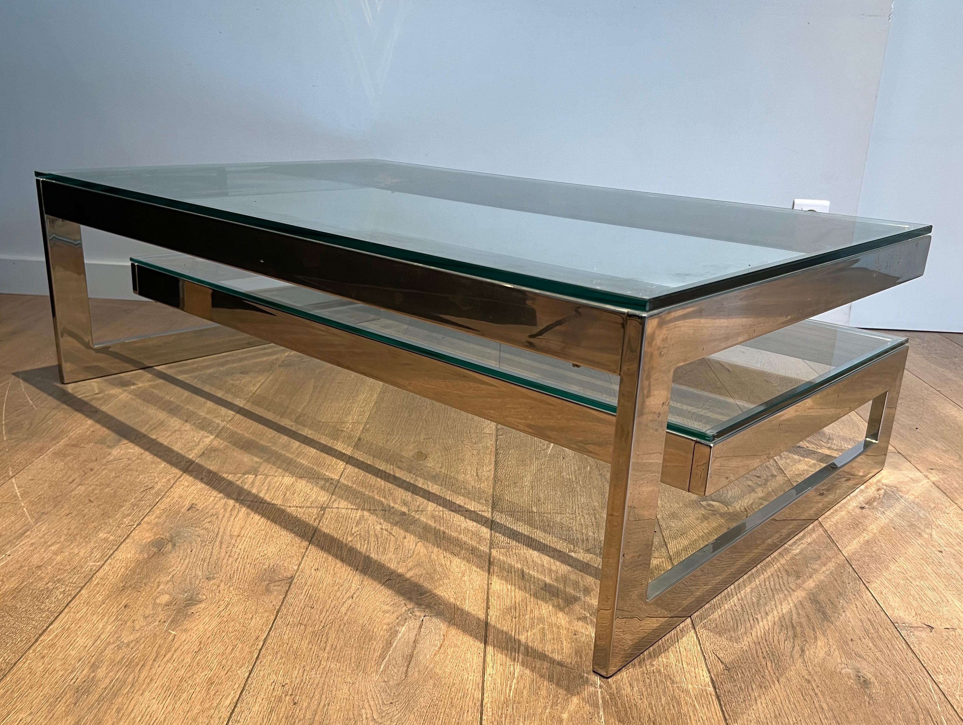 Table basse chromée au design original avec 2 étagères en verre en vente 4