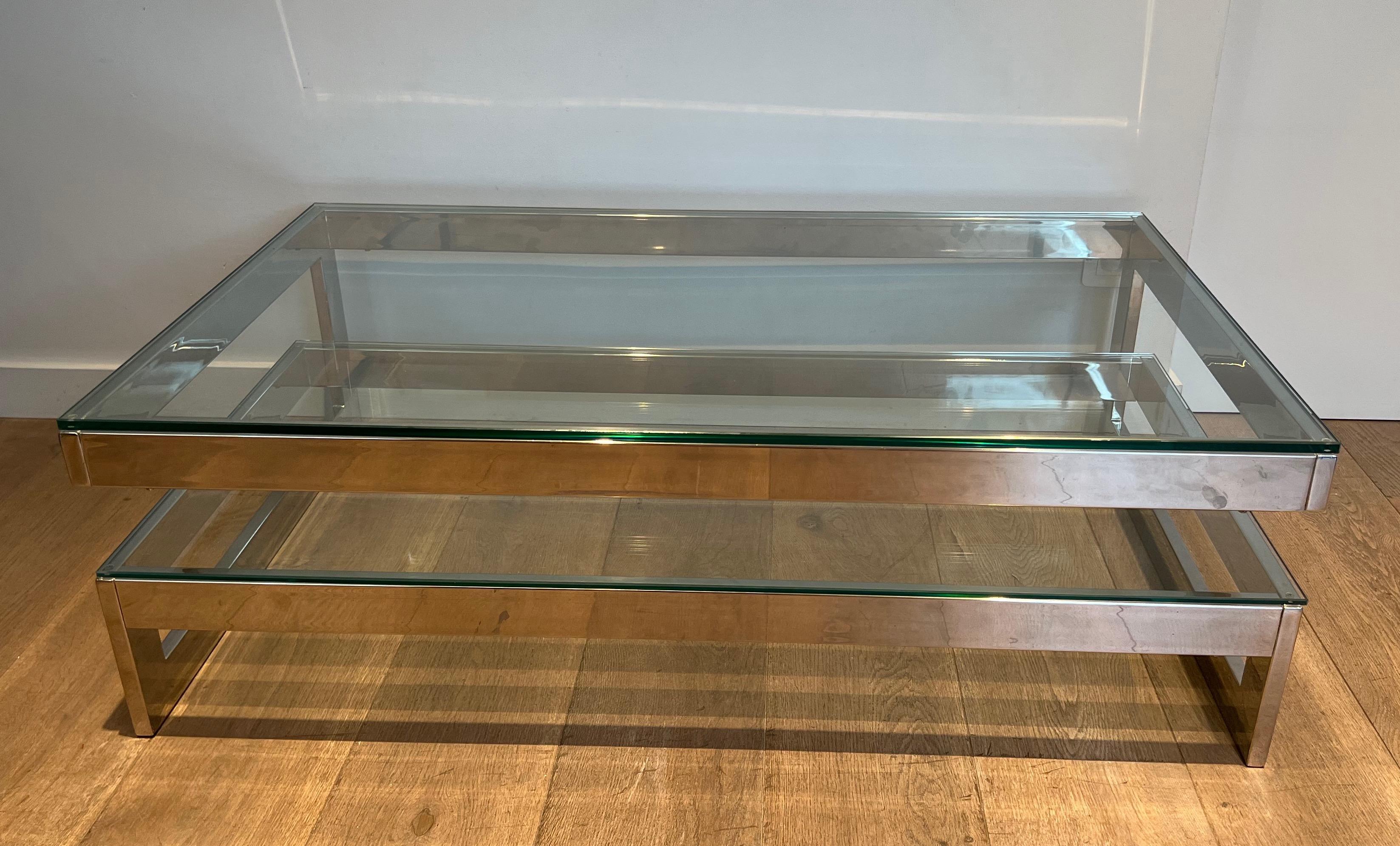 Table basse chromée au design original avec 2 étagères en verre en vente 5