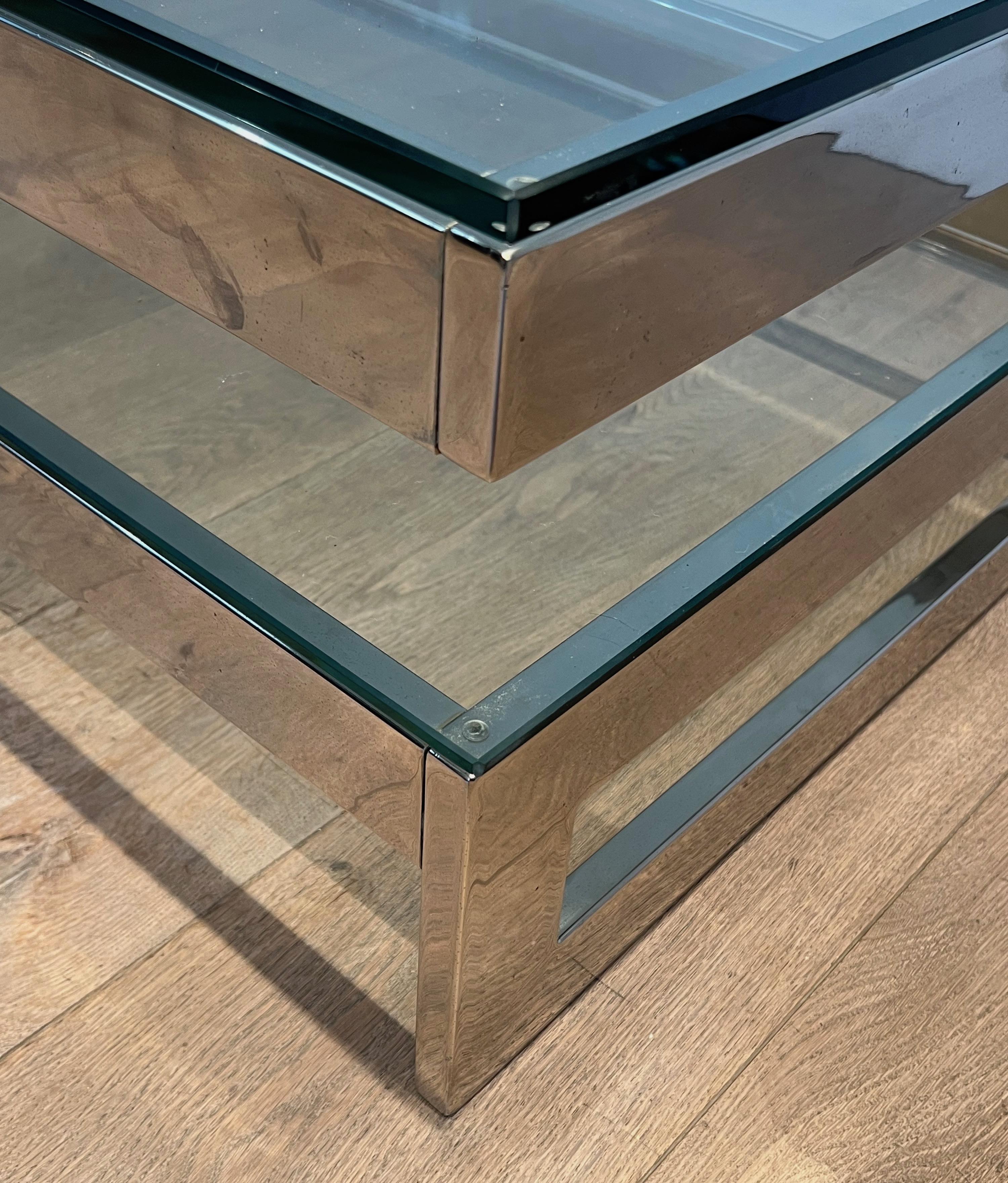 Table basse chromée au design original avec 2 étagères en verre en vente 6