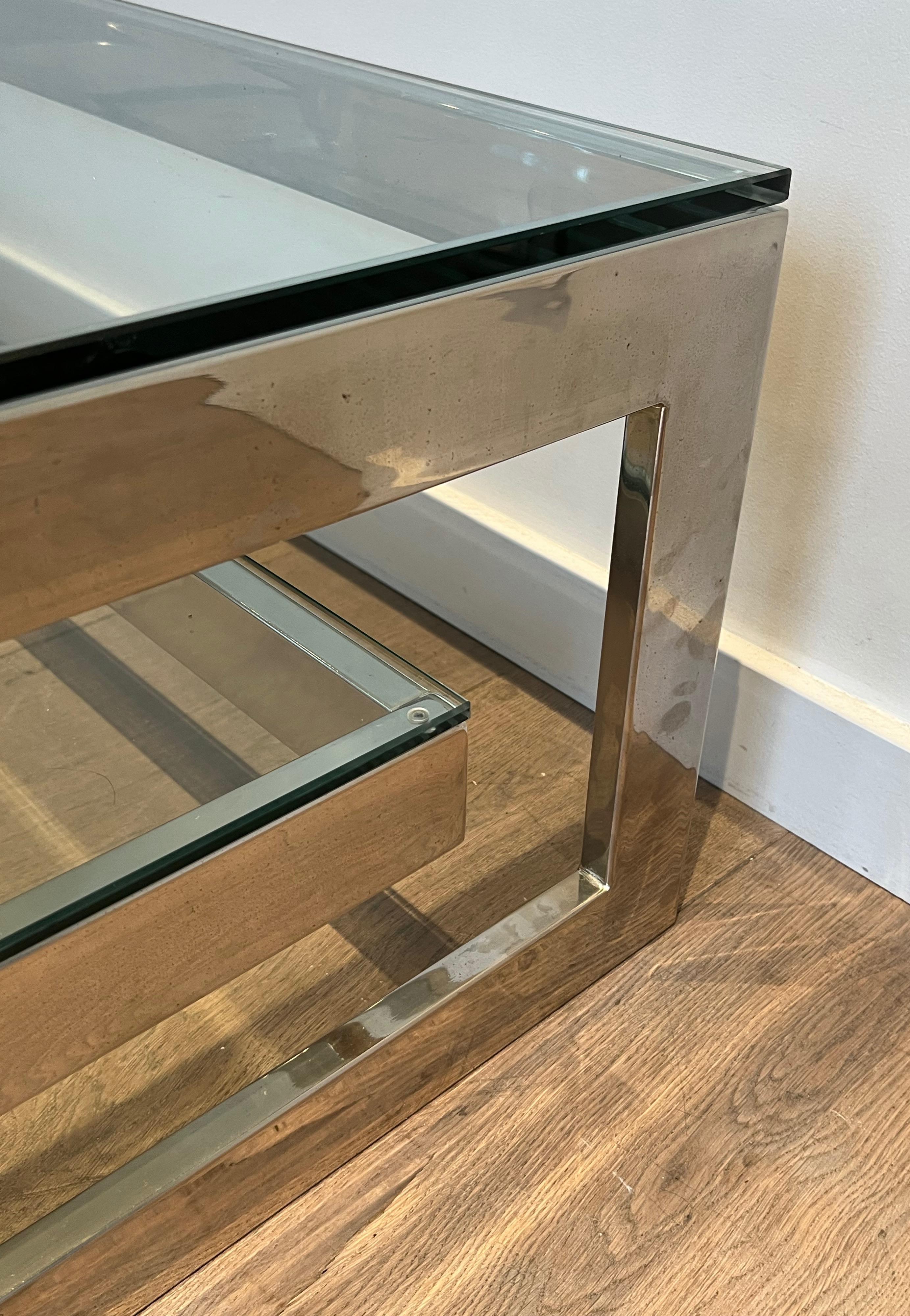 Table basse chromée au design original avec 2 étagères en verre en vente 7