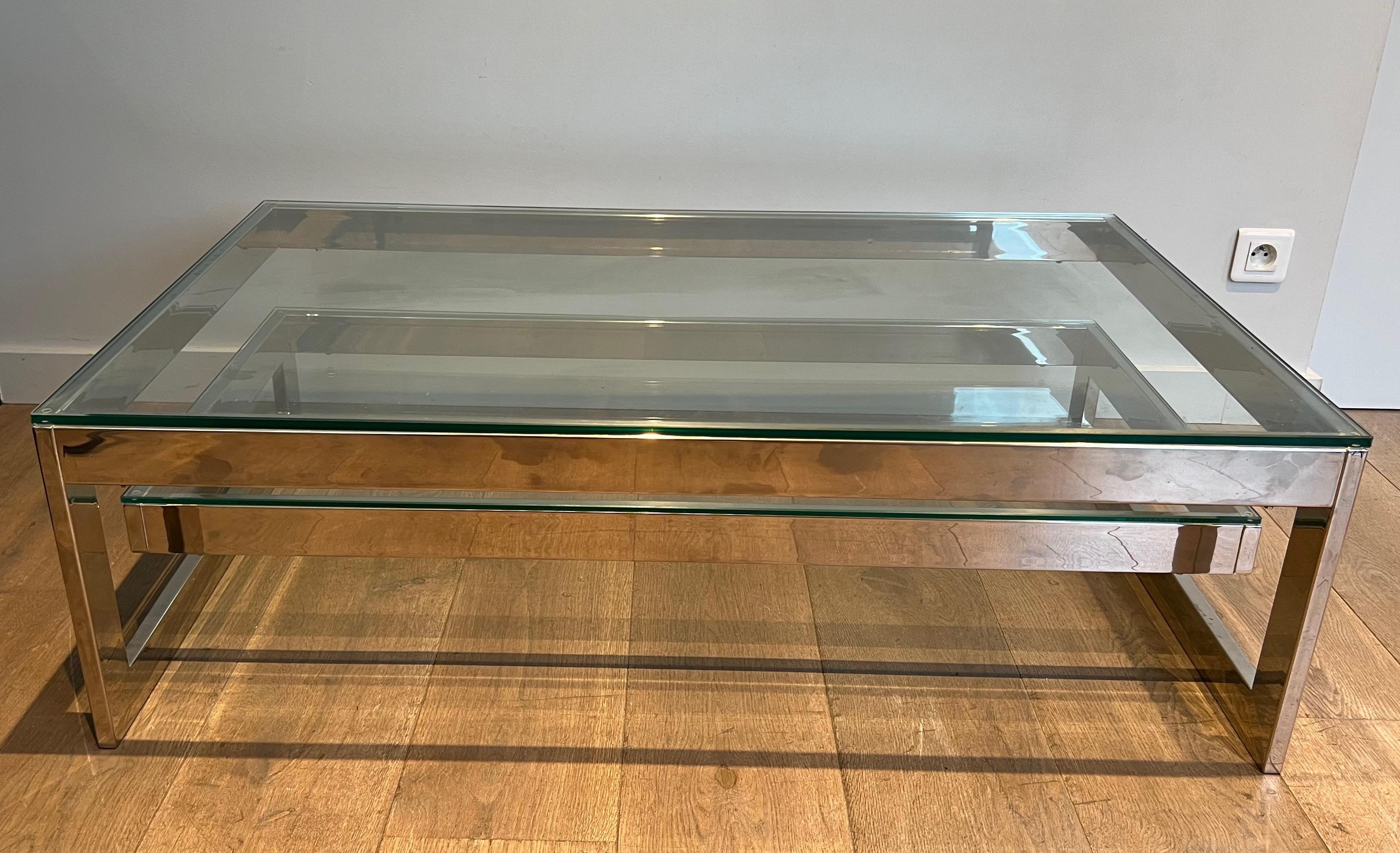 Table basse chromée au design original avec 2 étagères en verre en vente 11