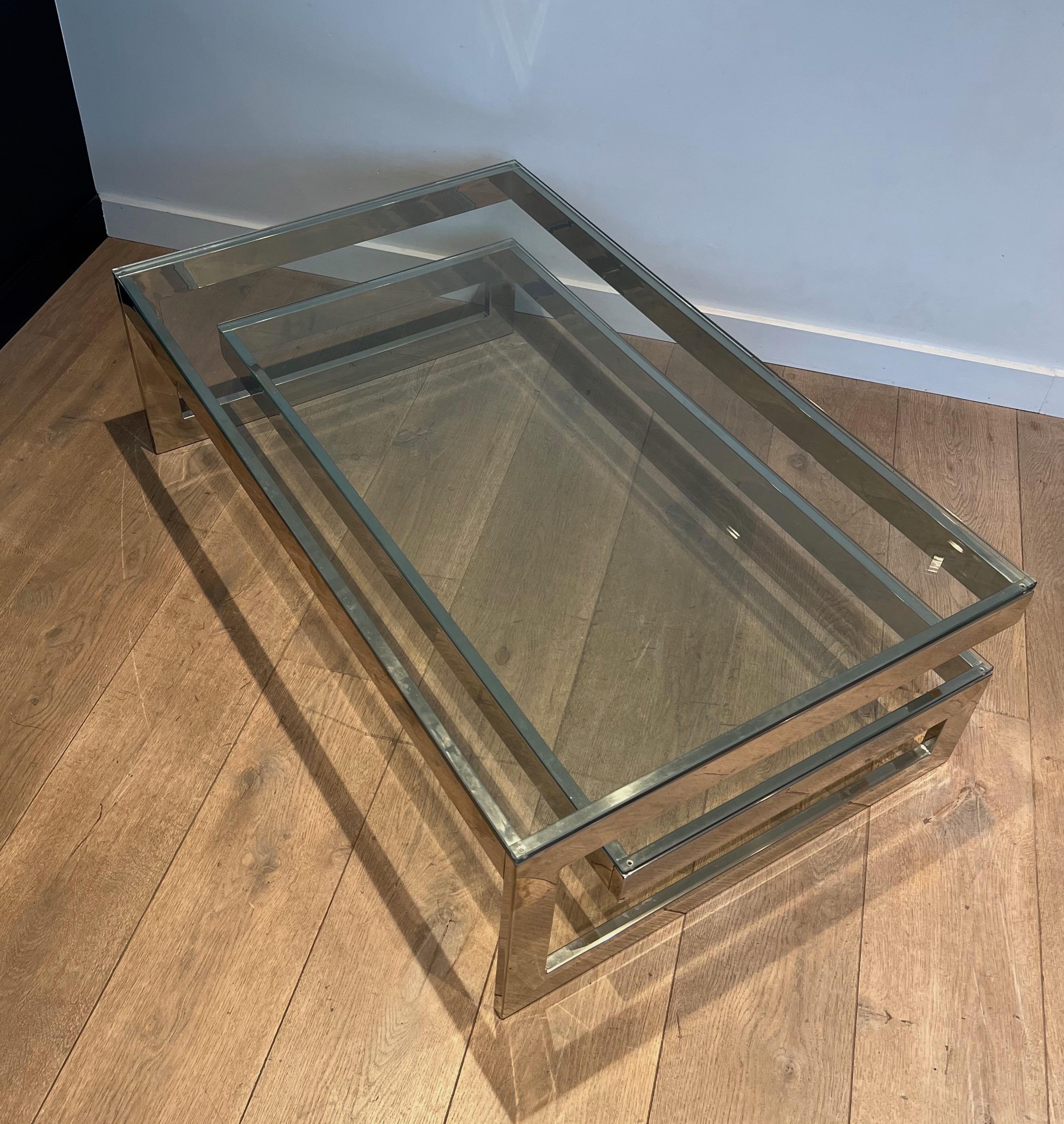 Français Table basse chromée au design original avec 2 étagères en verre en vente